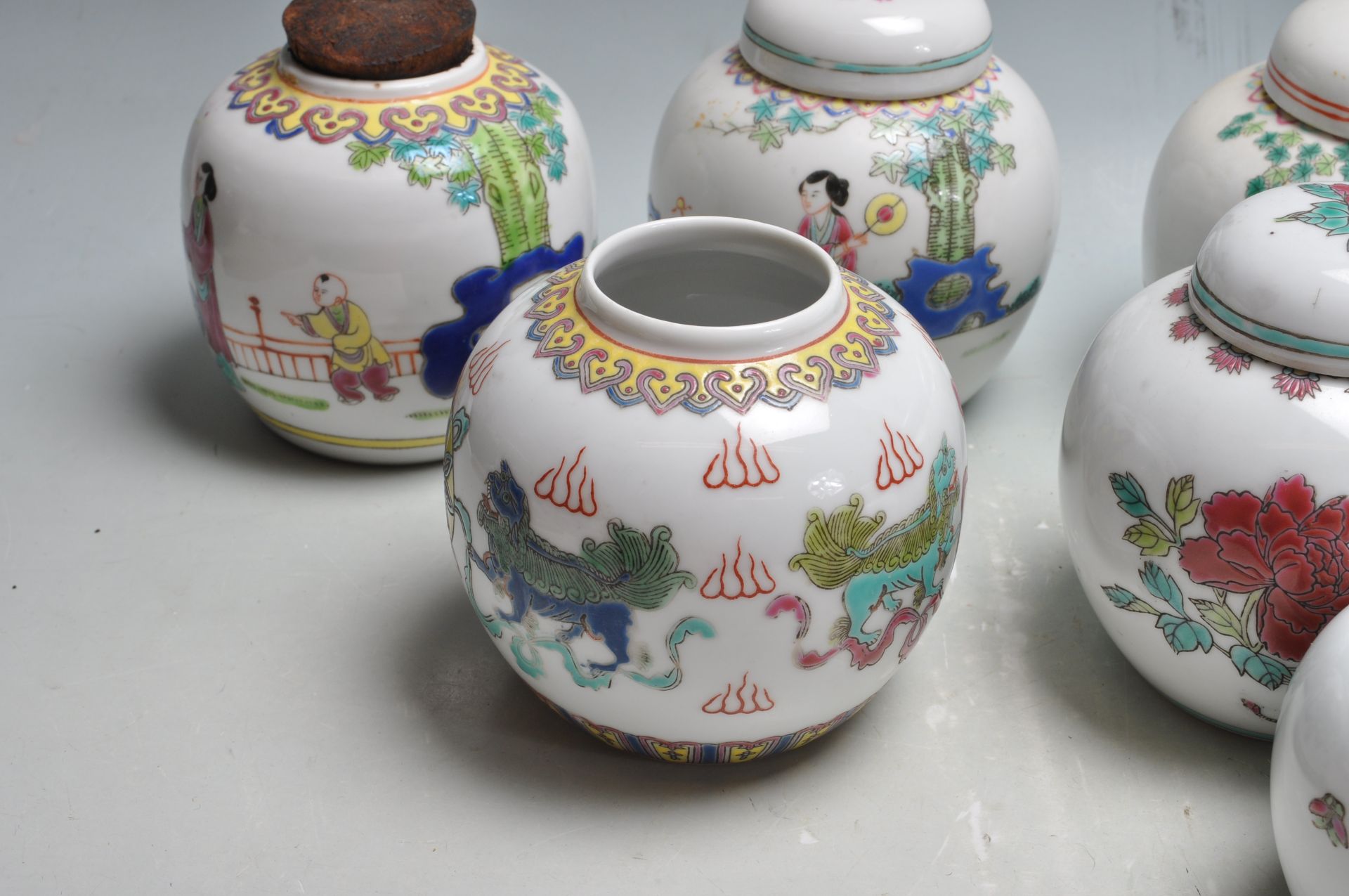 LARGE QUANTITY OF EARLY 20TH CENTURY AND LATER CHINESE ORIENTAL GINGER JARS. - Bild 4 aus 11