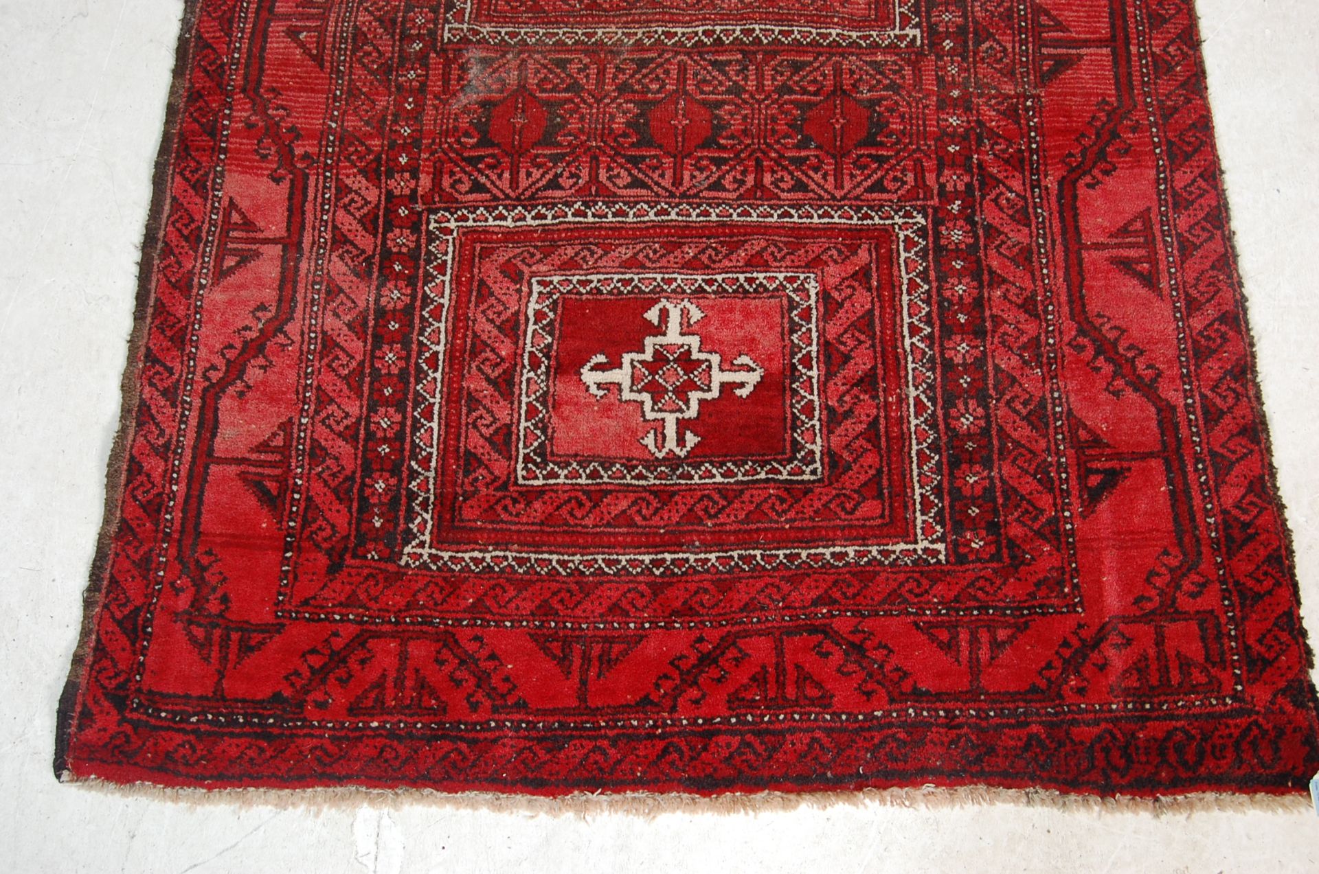 AN EARLY 20TH CENTURY PERISAN ISLAMIC RUG - Bild 2 aus 5