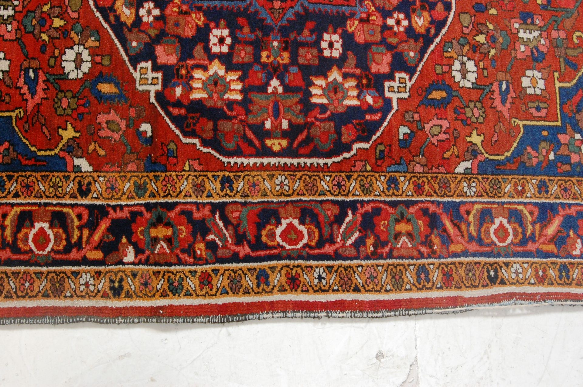 20TH CENTURY HAND WOVEN PERSIAN BAKHTIARI RUG - Bild 6 aus 10