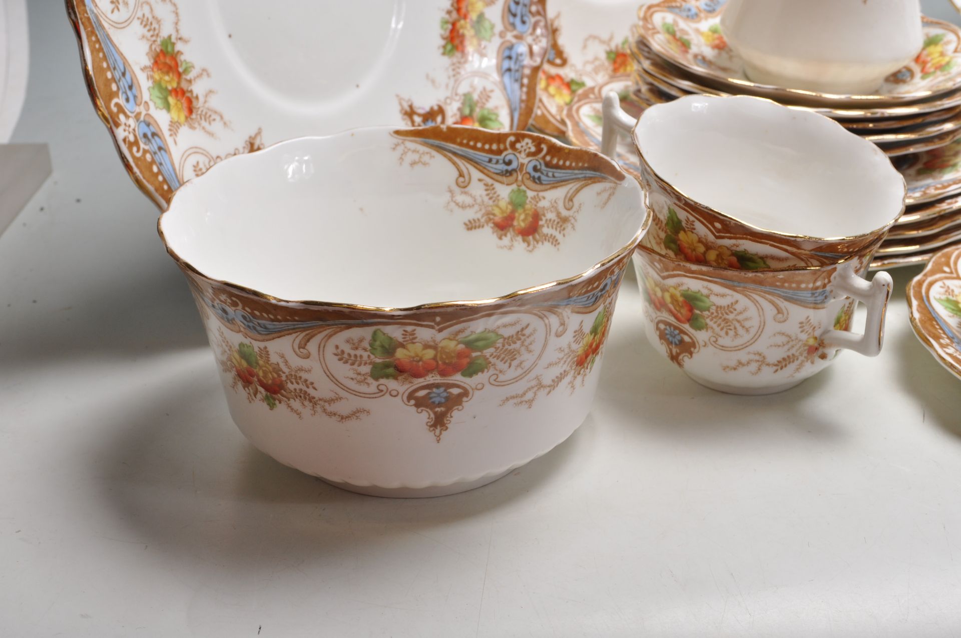 LARGE COLLECTION OF ENGLISH BONE CHINA TEA SET AND - Bild 6 aus 15