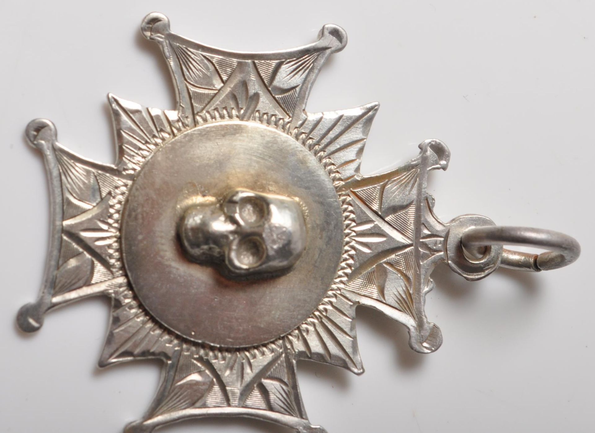 19TH CENTURY VICTORIAN STERLING SILVER SKULL FOB MEDAL. - Bild 4 aus 6