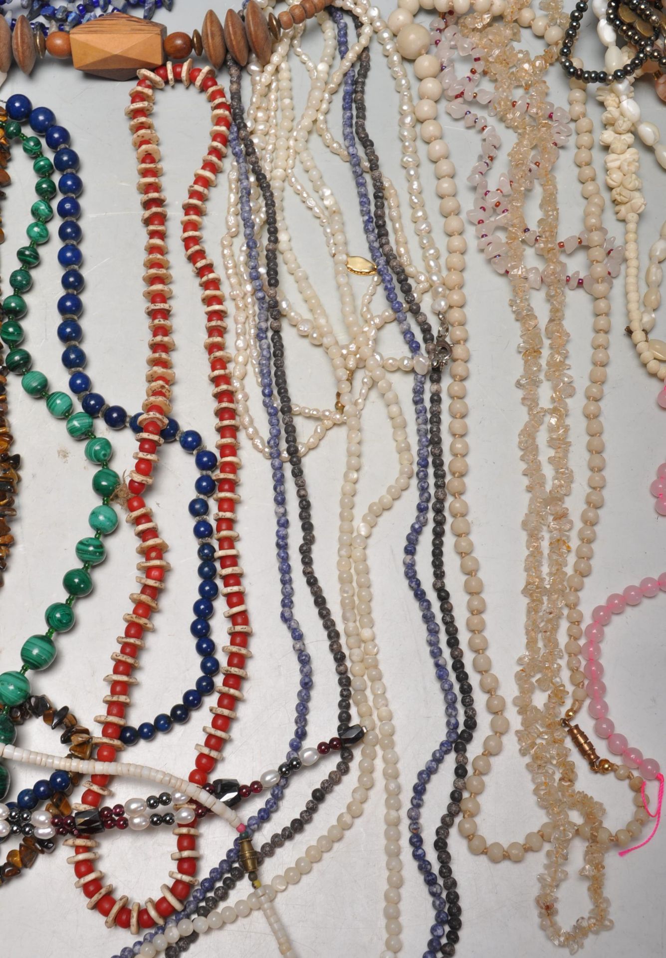 COLLECTION OF BEADED NECKLACES INCLUDING MALCHITE & PEARL - Bild 7 aus 8