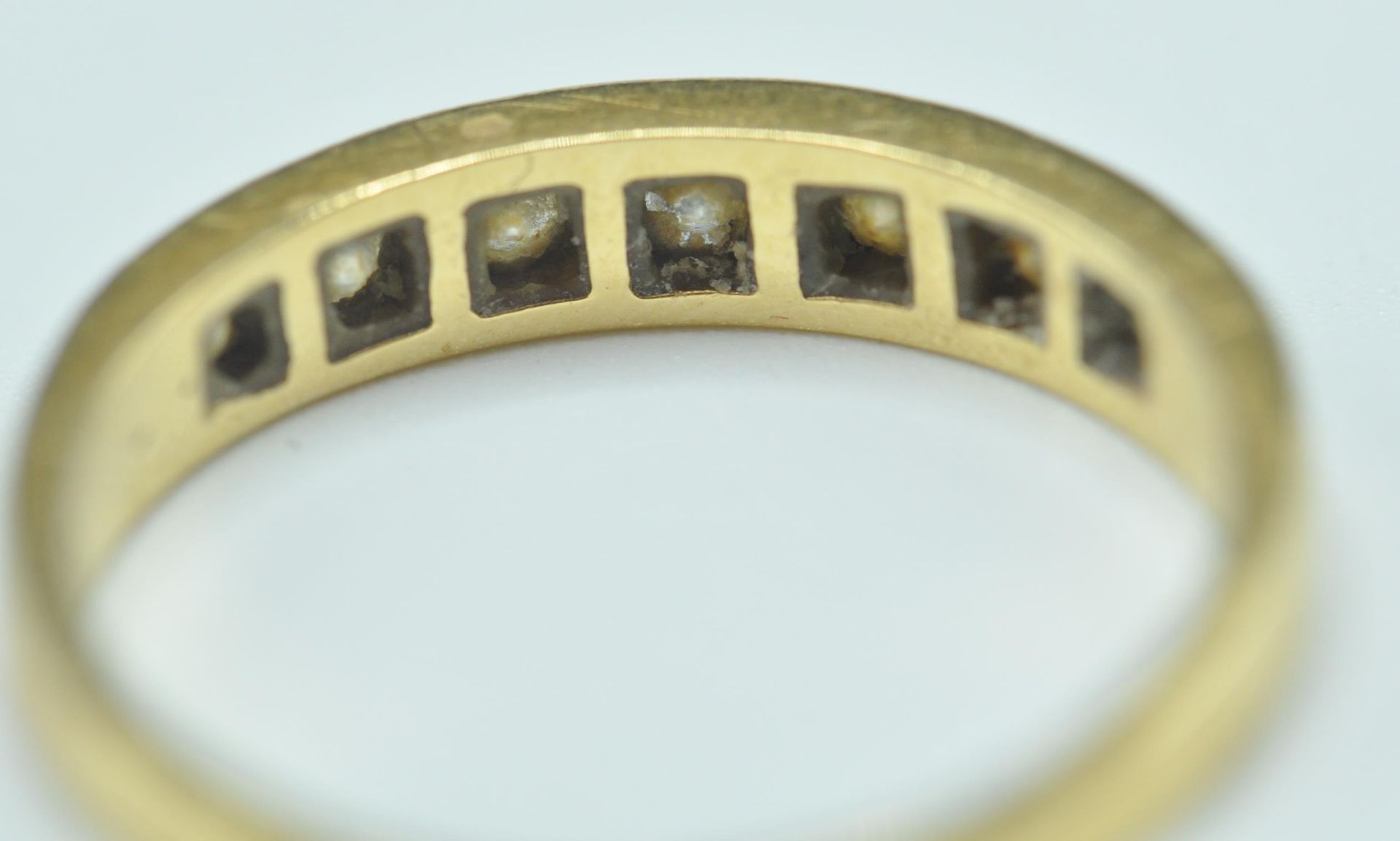 18CT GOLD & DIAMOND HALLMARKED SEVEN STONE RING - Bild 5 aus 9