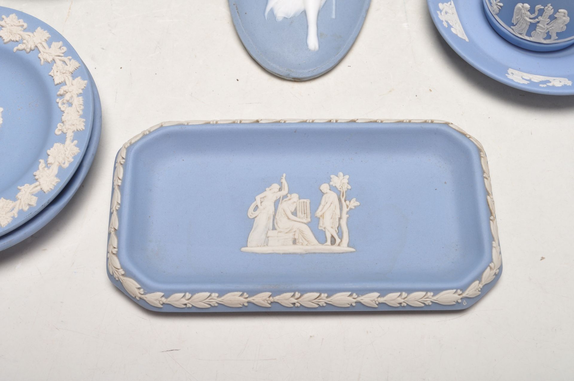 COLLECTION OF WEDGWOOD JASPERWARE POTTERY TRINKET BOXES AND PLATES - Bild 4 aus 12