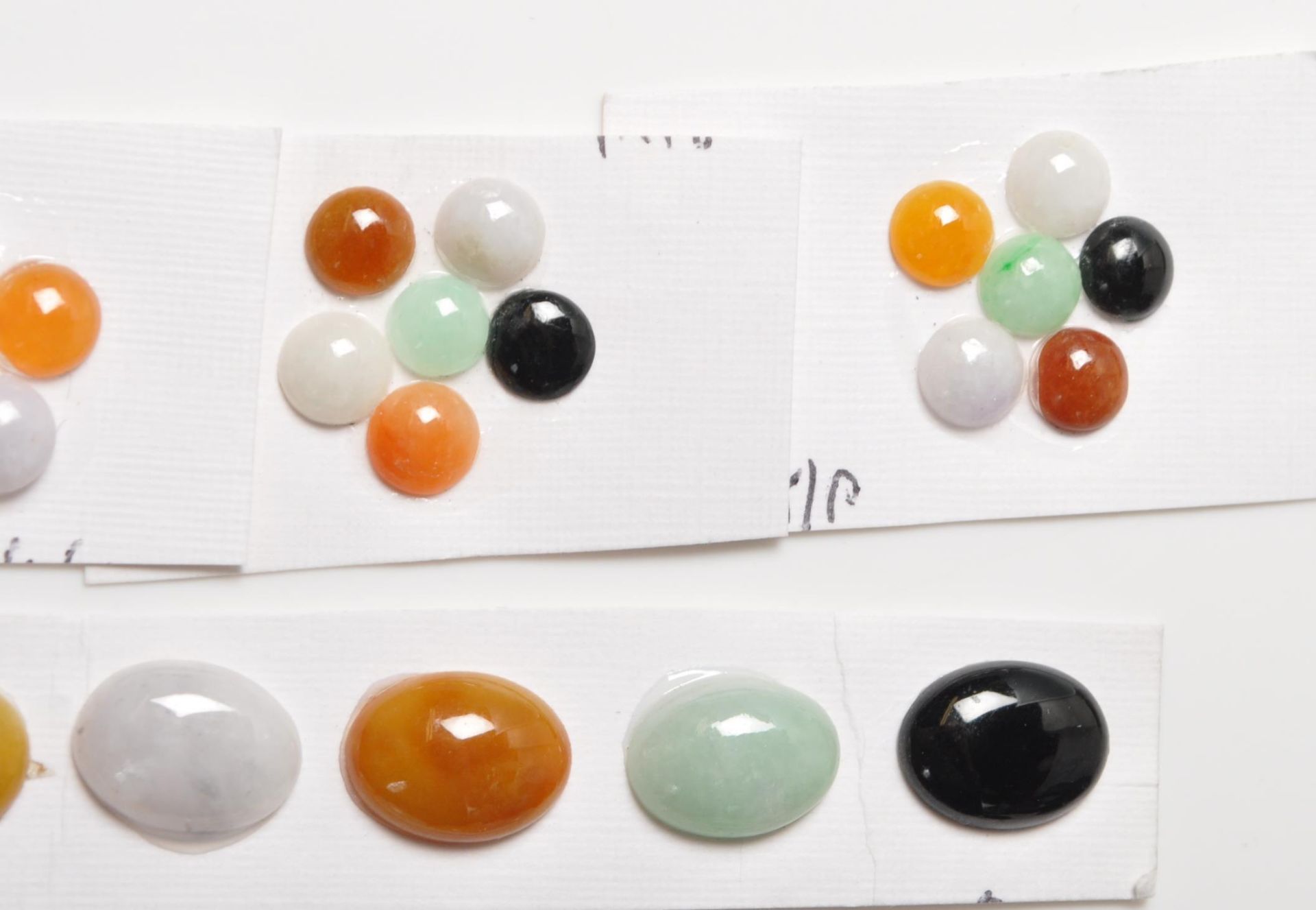 GROUP OF MIXED JADE CABOCHONS - Image 2 of 6