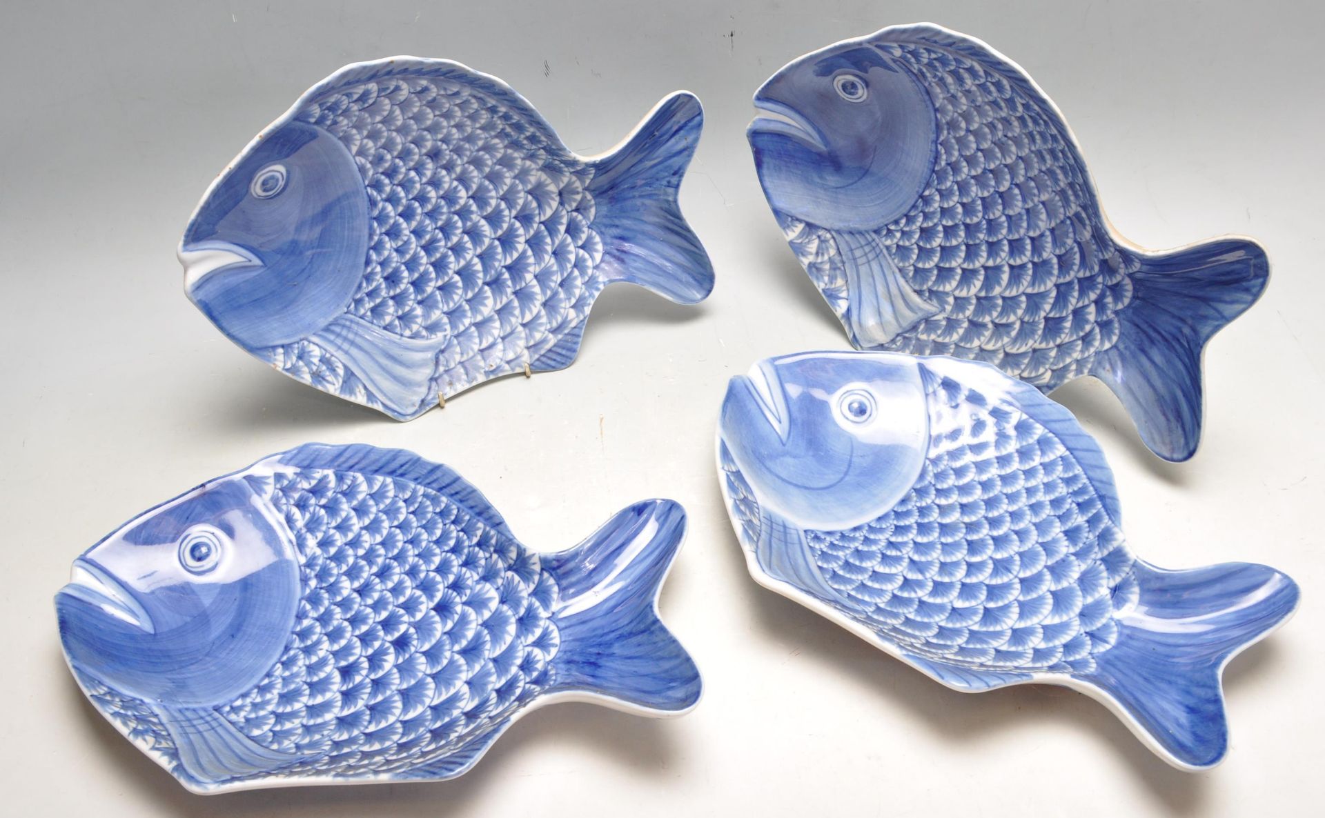 SET OF FOUR BLUE AND WHITE CHINESE FISH PLATES