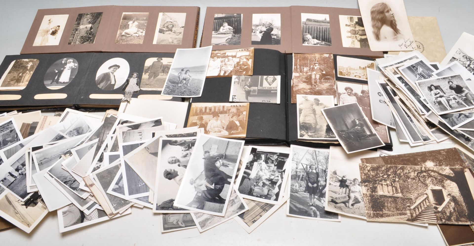 LARGE COLLECTION OF VINTAGE BLACK & WHITE FAMILY P