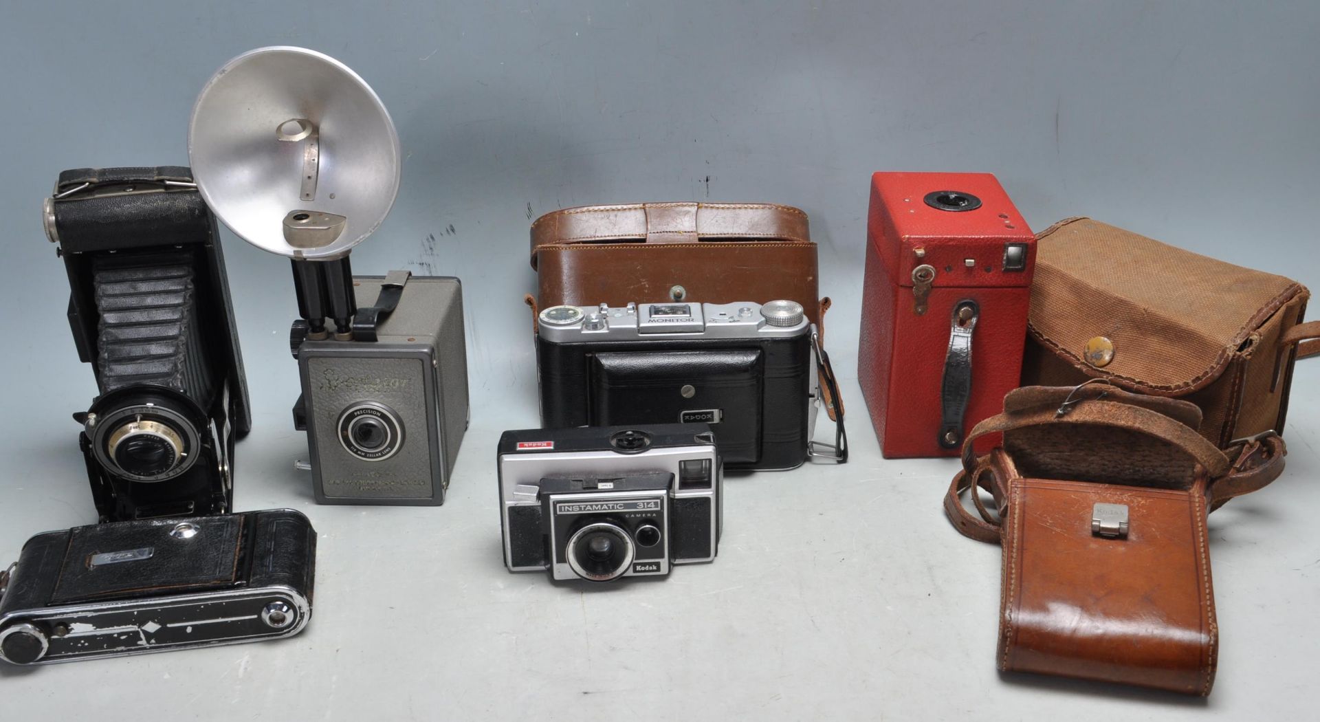 COLLECTION OF 20TH CENTURY VINTAGE CAMERAS