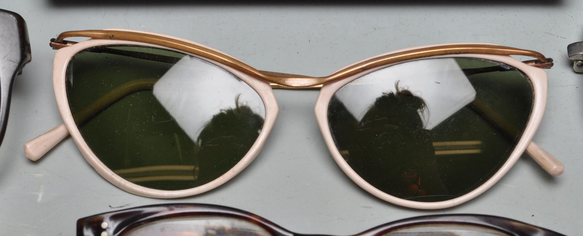 COLLECTION OF RETRO VINTAGE 1960S WOMENS SUNGLASSES. - Bild 6 aus 13