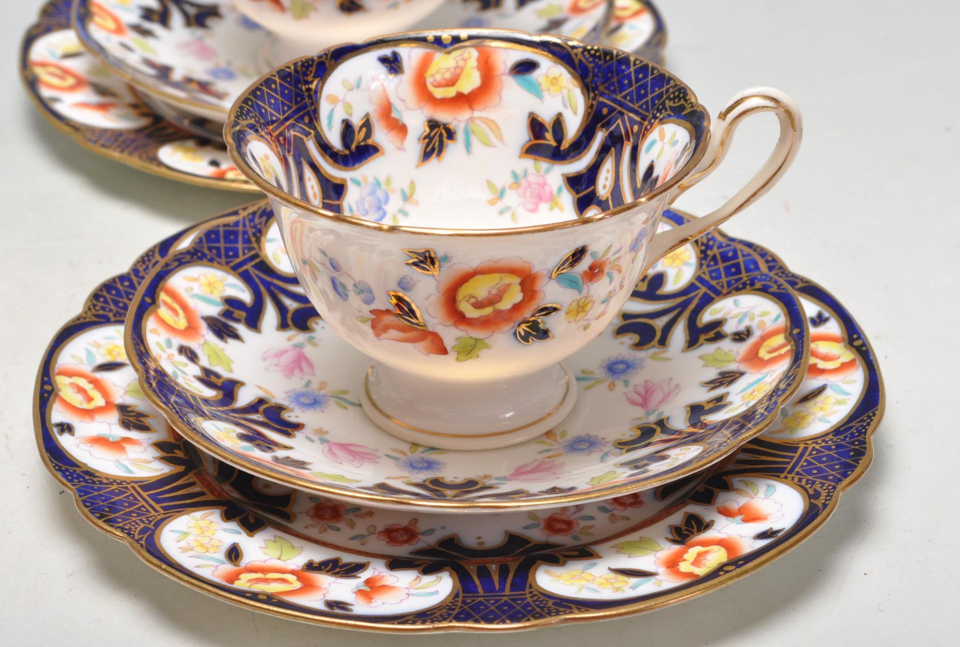 COLLECTION OF EARLY 20TH CENTURY IMARI PATTERN CABINET CERAMIC WARE TO INCLUDE CUPS AND SAUCERS - Bild 3 aus 15