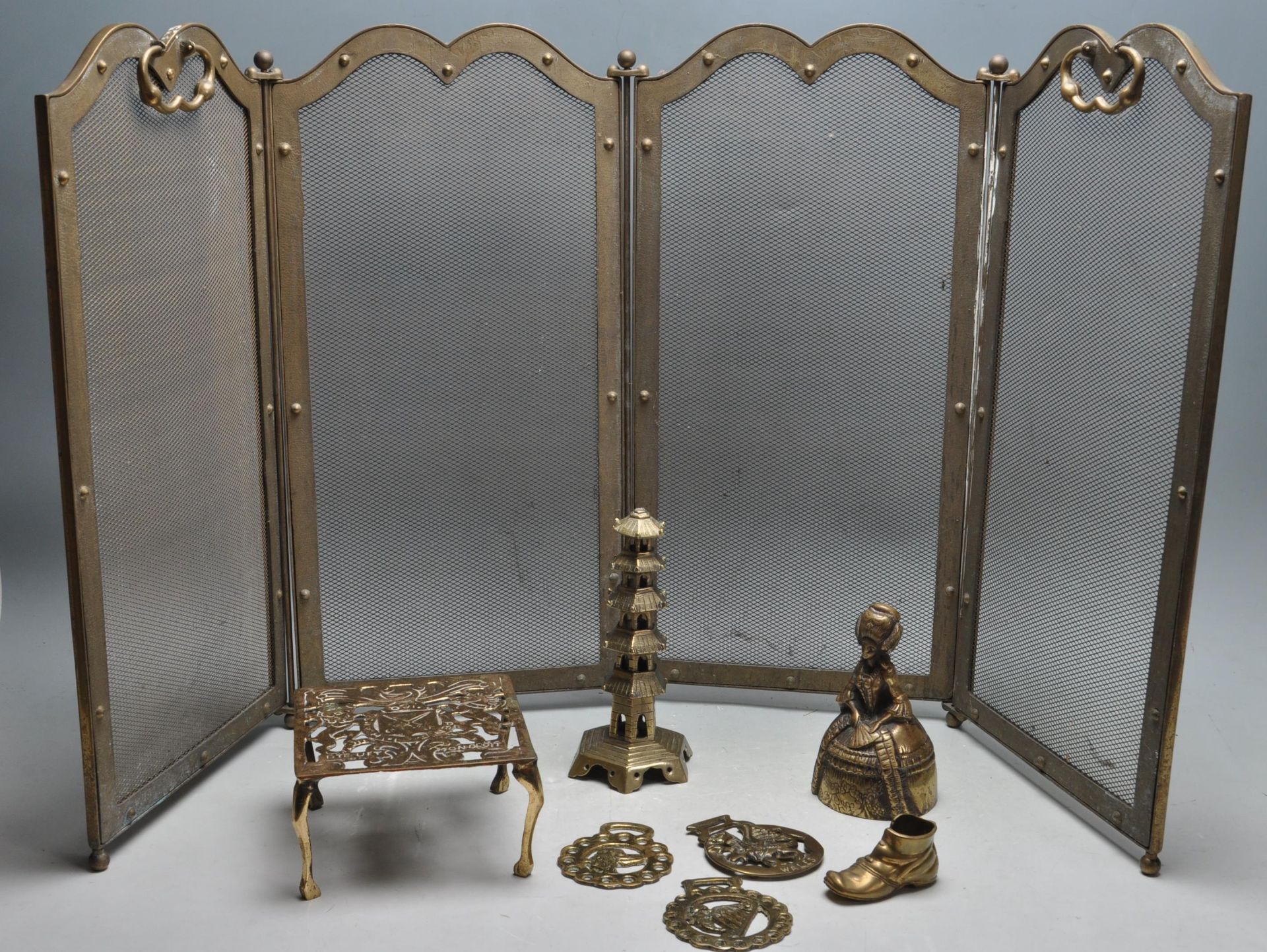 GROUP OF EARLY 20TH CENTURY BRASS WARE - FIRE GUARD, TRIVET