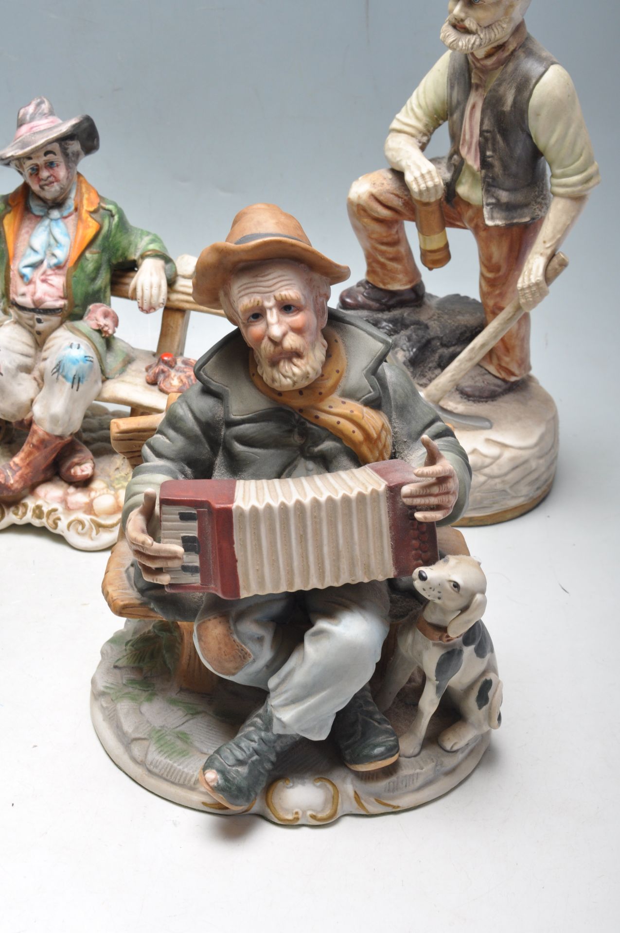 SEVEN VINTAGE 20TH CENTURY CERAMIC FIGURINES IN THE MANER OF CAPEDIMONTE AND BISQUE - Image 2 of 9