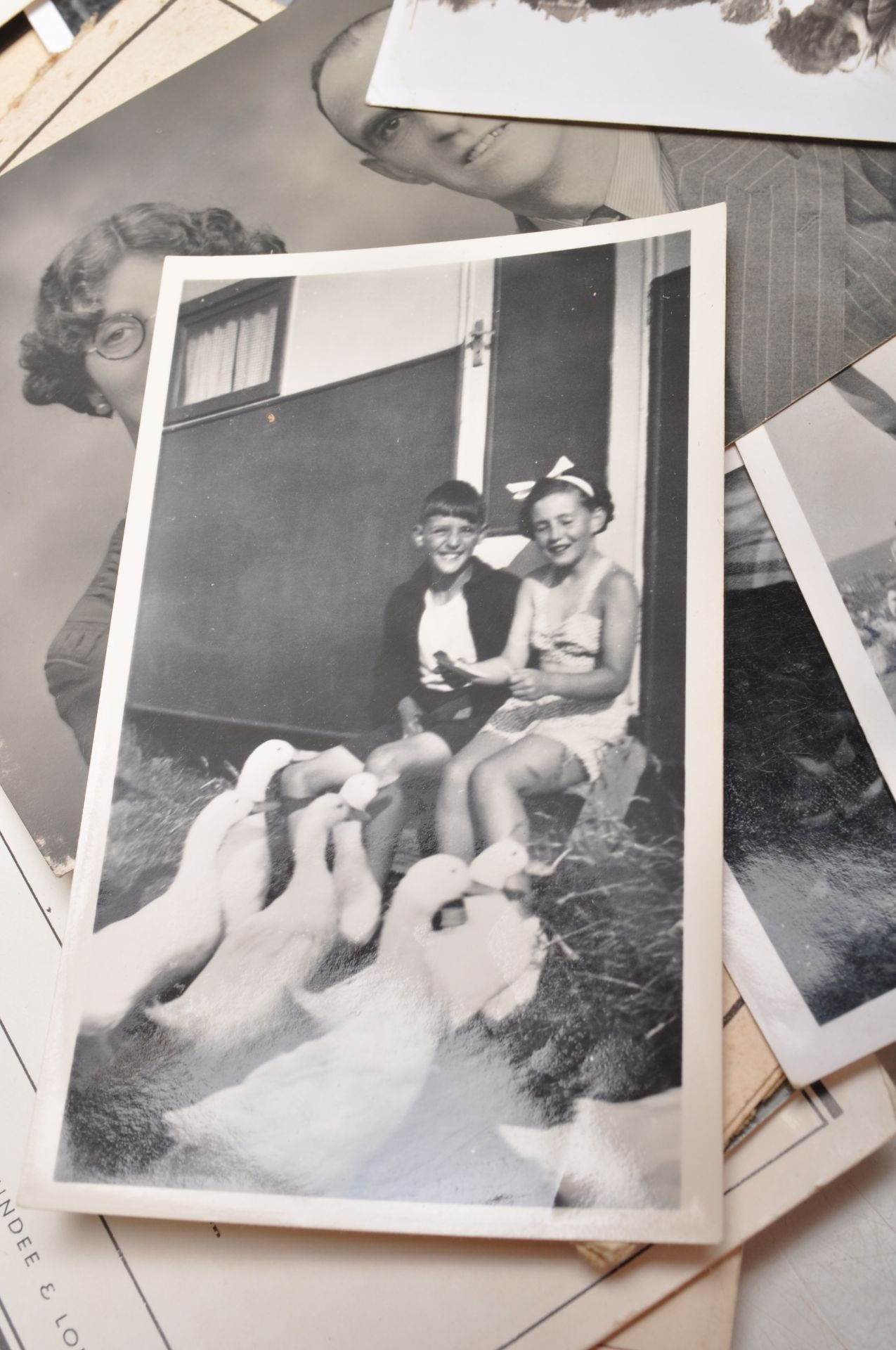 LARGE COLLECTION OF VINTAGE BLACK & WHITE FAMILY P - Bild 20 aus 22