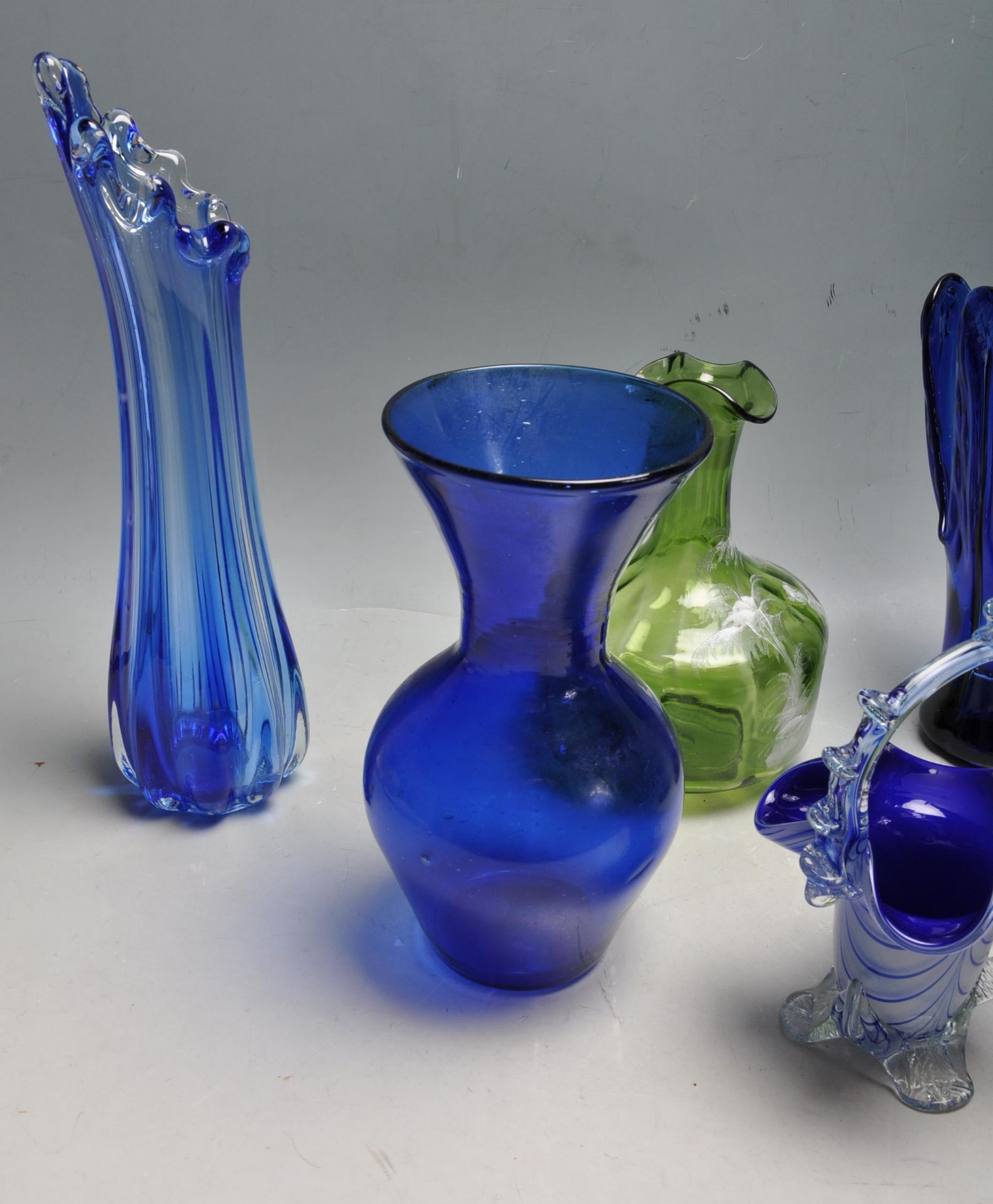 19TH CENTURY VICTORIAN AND 20TH CENTURY HAND-BLOWN COLOURED GLASS VASES - Image 7 of 9