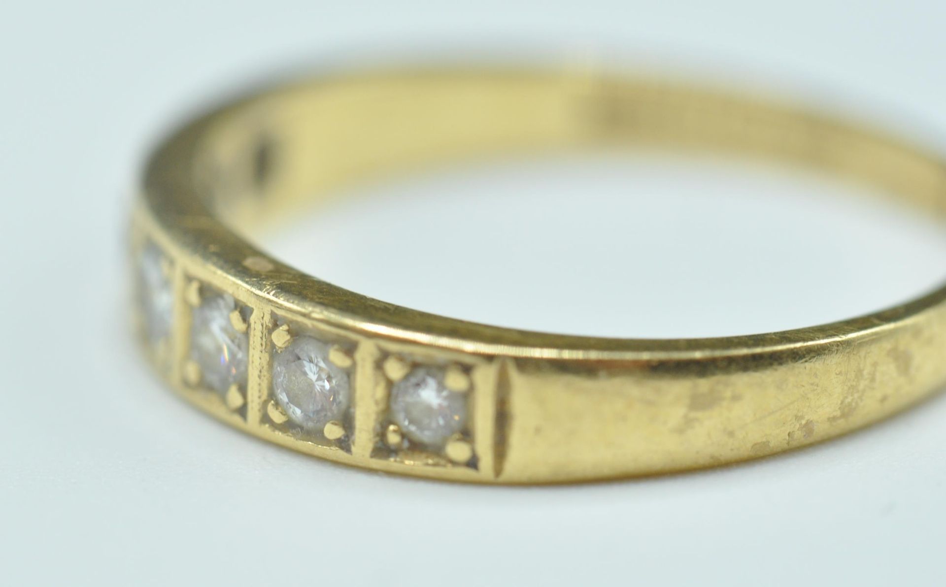 18CT GOLD & DIAMOND HALLMARKED SEVEN STONE RING - Bild 3 aus 9