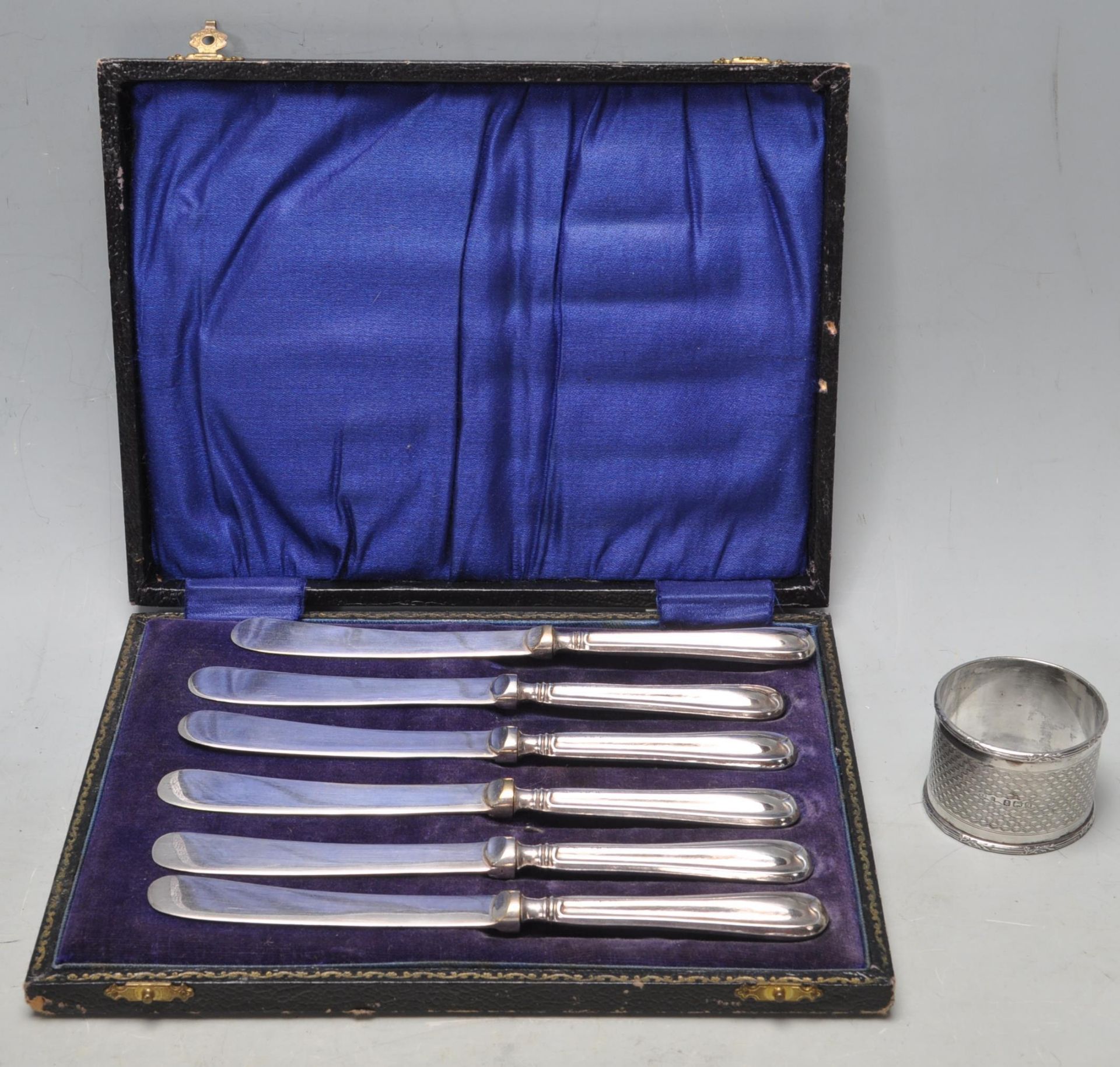 SIX 1925 SILVER HALLMARKED KNIVES AND A 1915 SILVER HALLMARKED NAPKIN RING