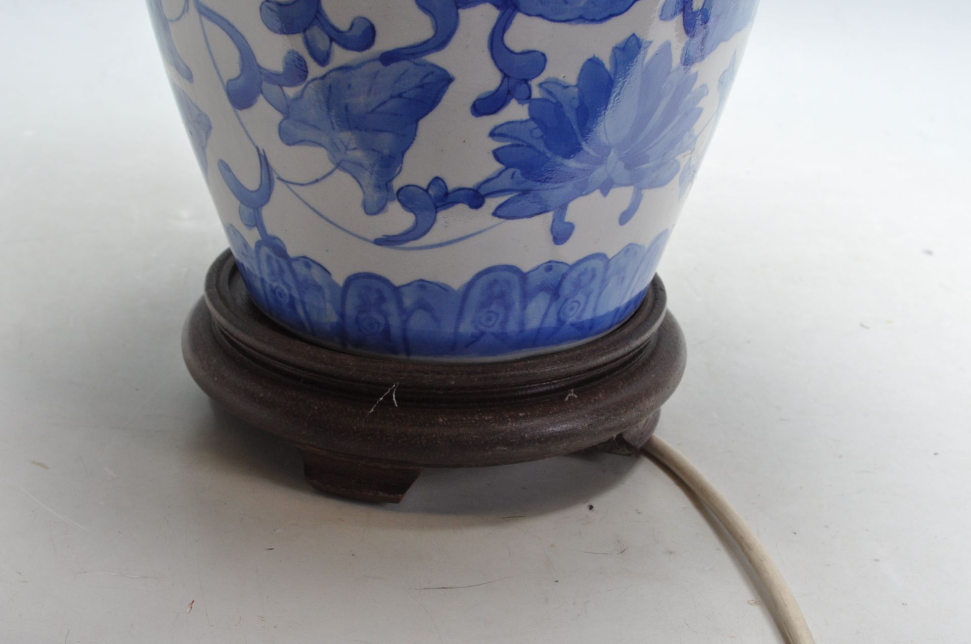 20TH CENTURY CHINE ORIENTAL BLUE AND WHITE TABLE LAMP - Bild 4 aus 6