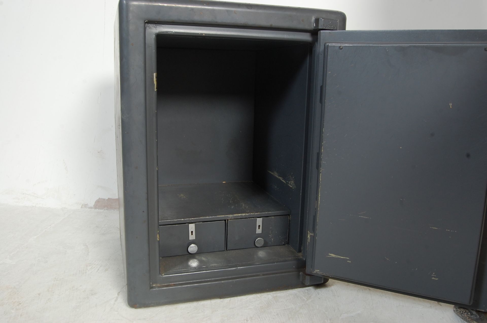 MID CENTURY INDUSTRIAL MERLIN CAST IRON SAFE - Bild 7 aus 10