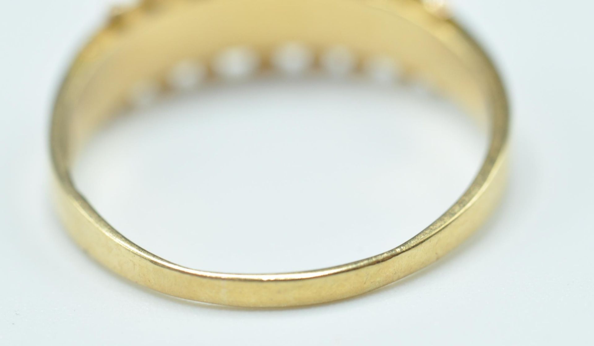 18CT GOLD AND HALF PEARL CHANNEL SET RING - Image 5 of 7