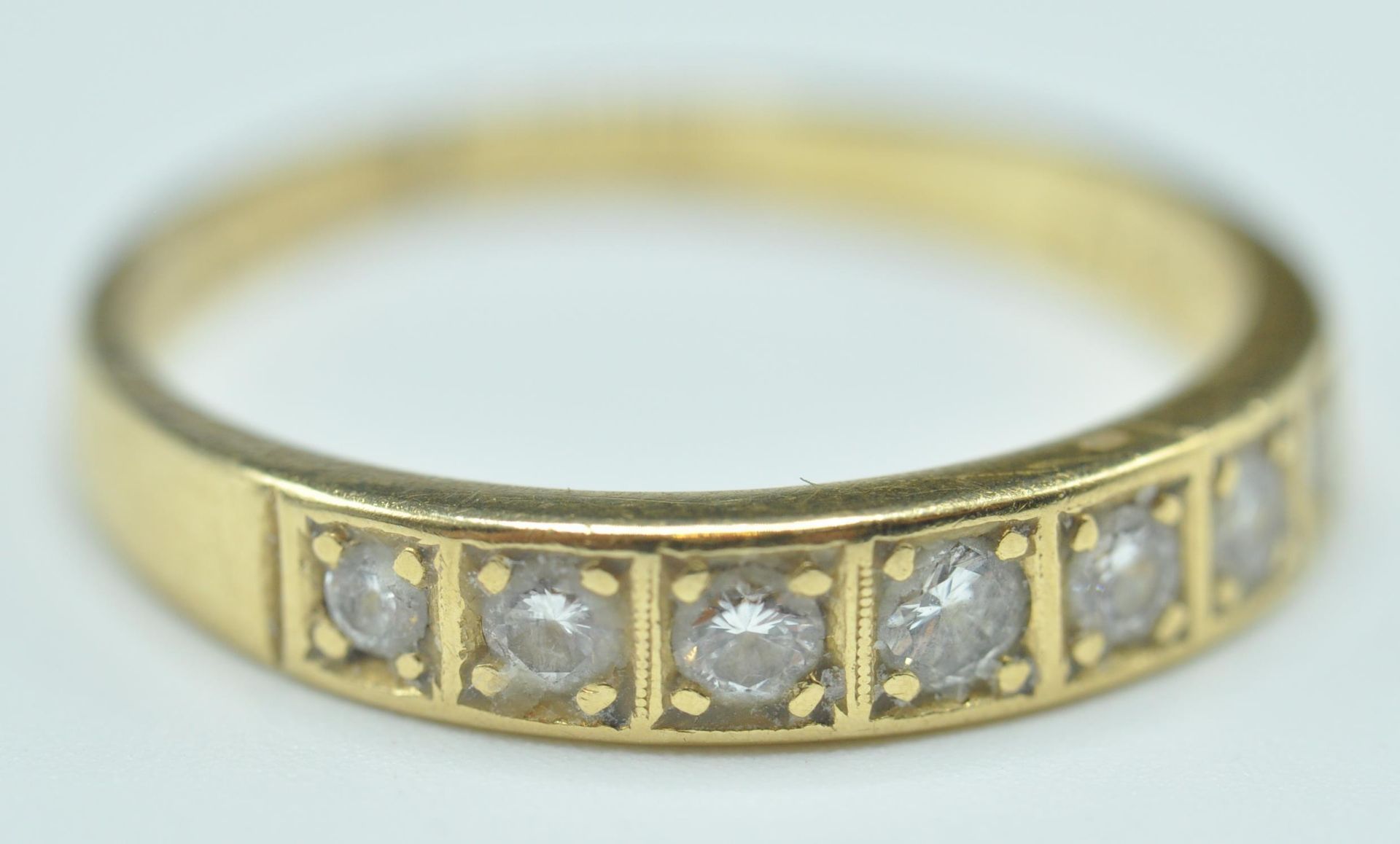 18CT GOLD & DIAMOND HALLMARKED SEVEN STONE RING