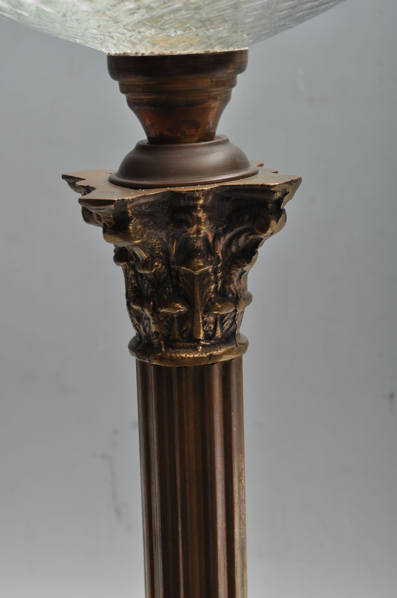 LARGE 19TH CENTURY VICTORIAN GLASS AND BRASS / BRONZE OIL LAMP - Bild 8 aus 9