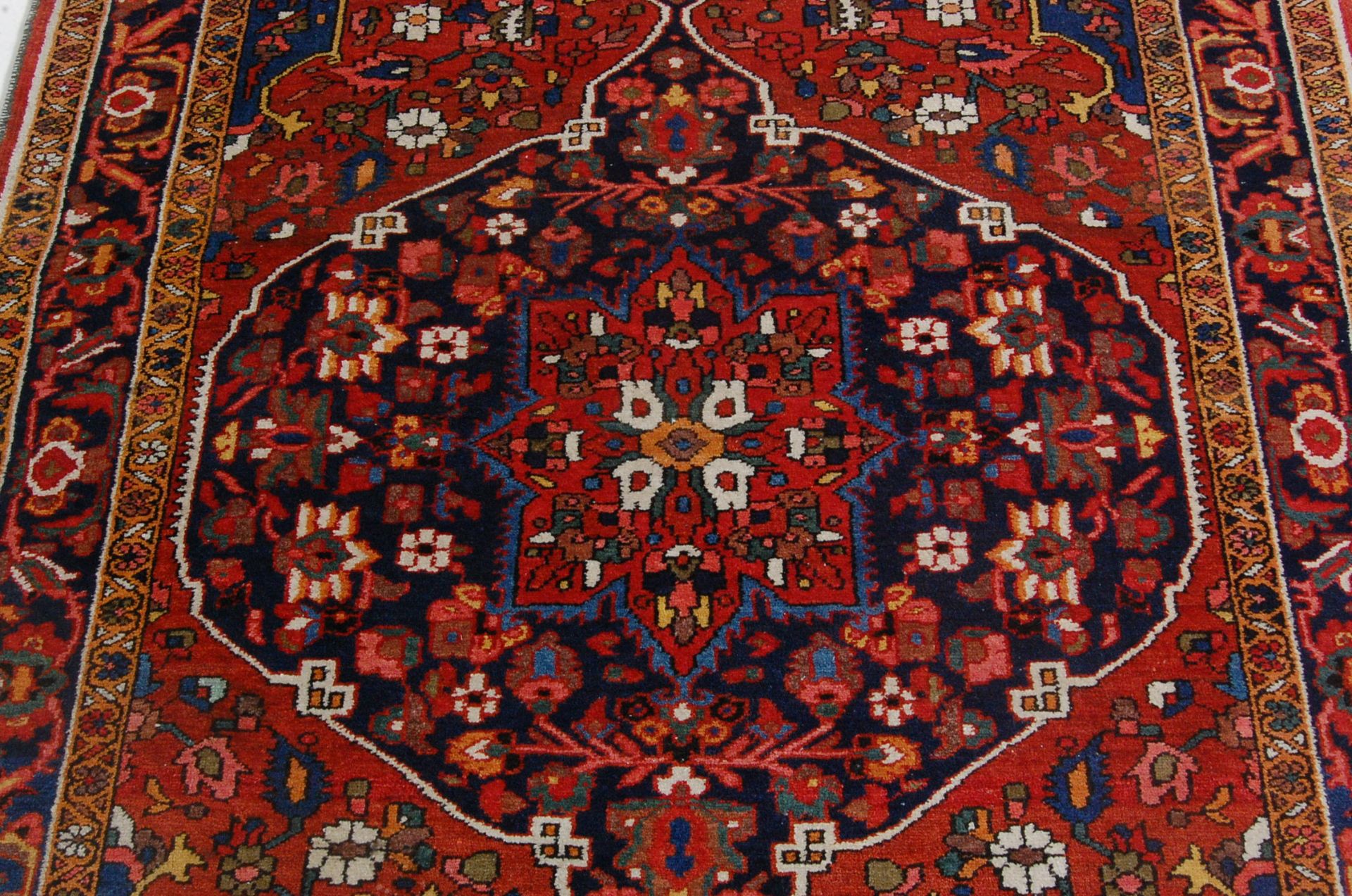 20TH CENTURY HAND WOVEN PERSIAN BAKHTIARI RUG - Bild 9 aus 10