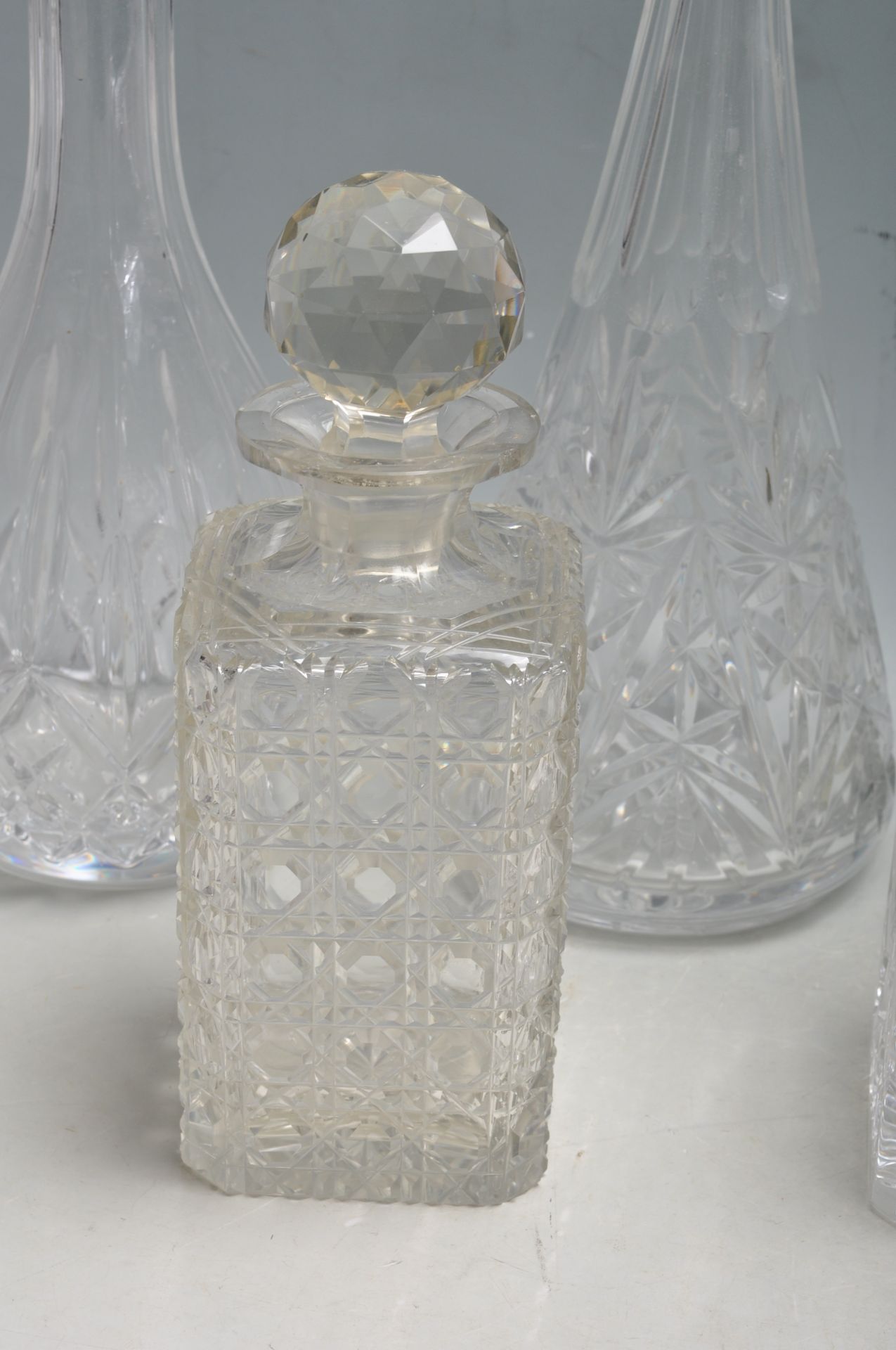 GROUP OF 2OTH CENTURY CUT GLASS DECANTERS - Bild 2 aus 9