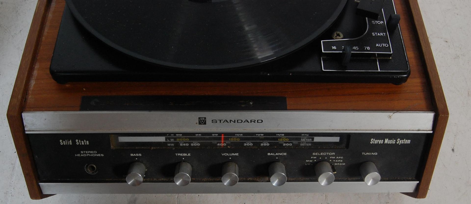 TWO VINTAGE RETRO 20TH CENTURY TEAK WOOD CASE RECORD PLAYERS AND TWO PAIRS OF SPEAKERS - Bild 7 aus 23