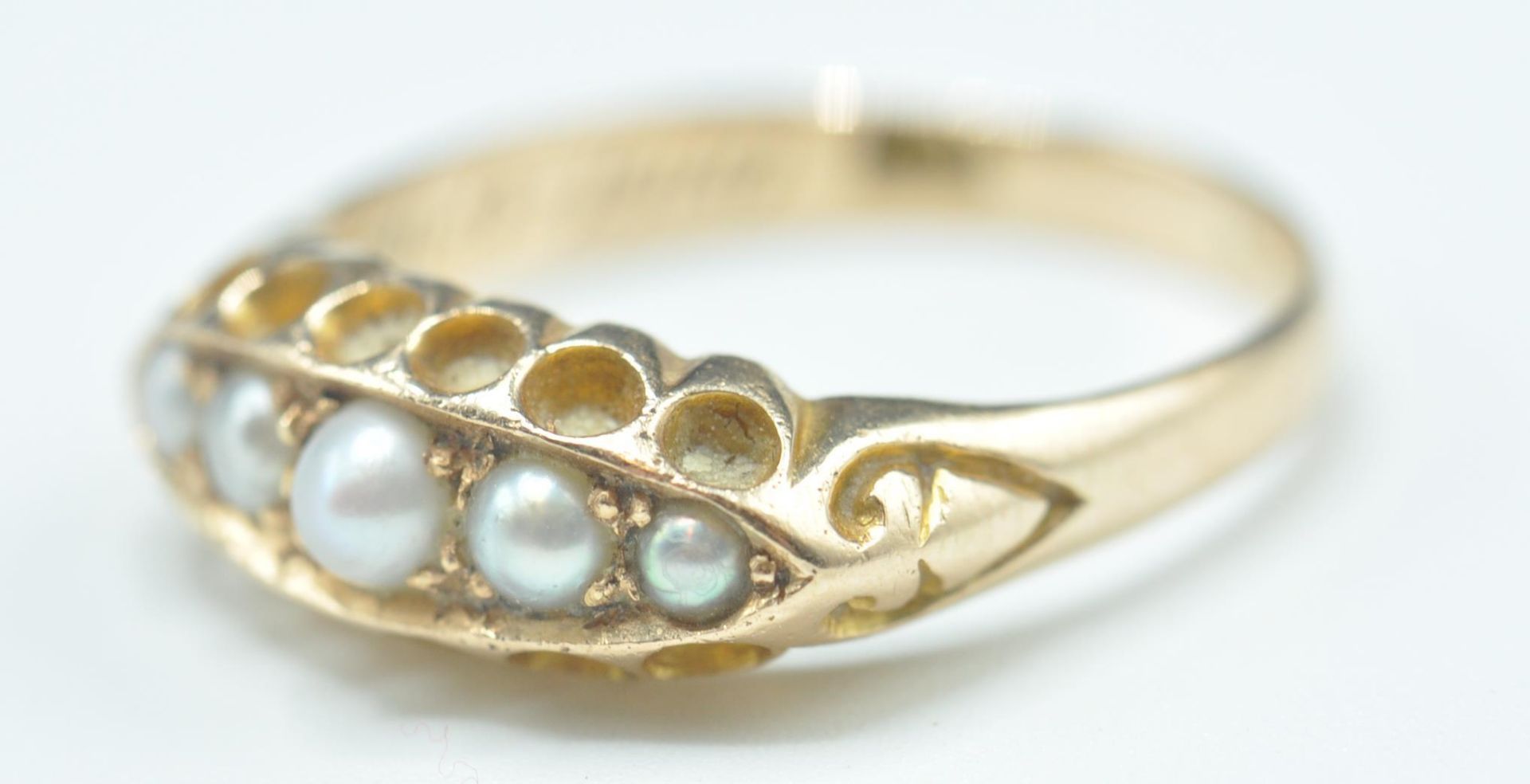 WITH DRAWN ANTIQUE GOLD ENGRAVED SEED PEARL RING - Bild 3 aus 9