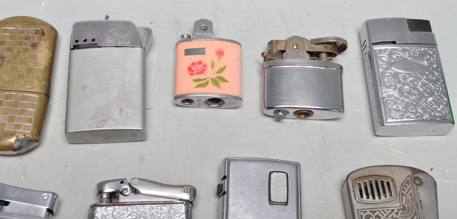 COLLECCTION OF MIXED CIGARETTE AND TABLE LIGHTERS - Bild 7 aus 12