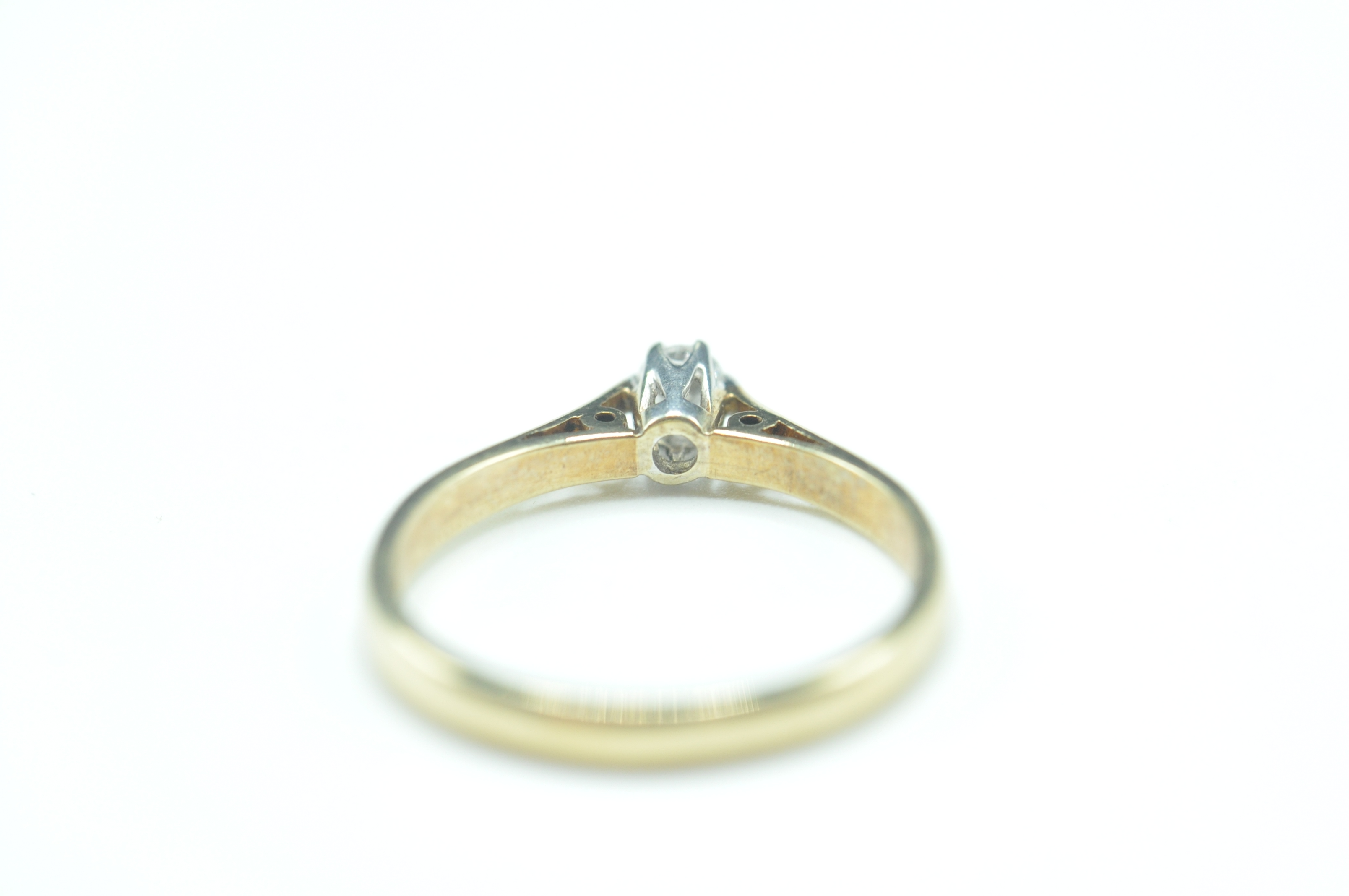 9CT GOLD AND WHITE STONE SOLITAIRE RING - Image 4 of 6