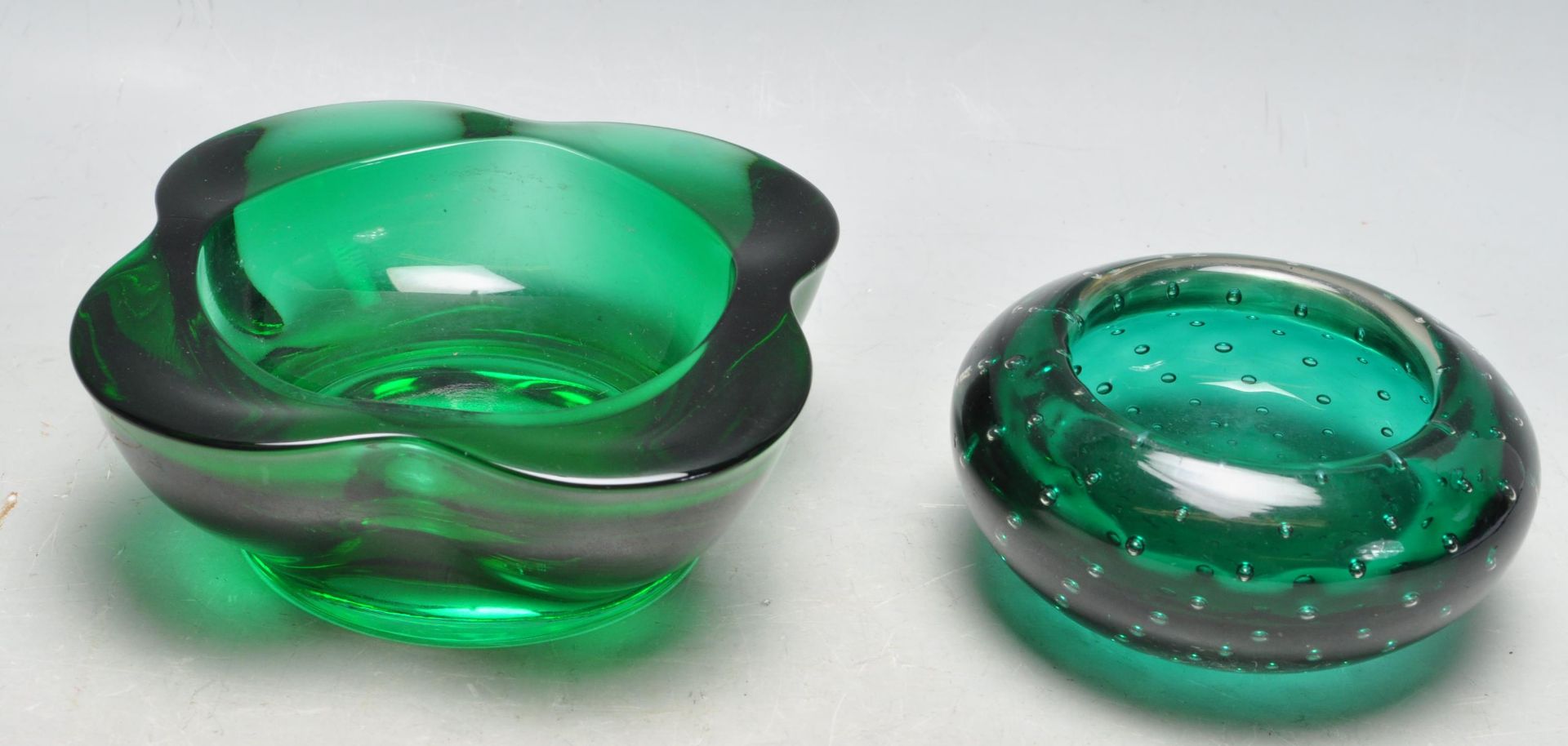 PAIR OF VINTAGE RETRO 1960S STUDIO ART GLASS BOWLS IN THE MANNER OF WHITEFRIARS.