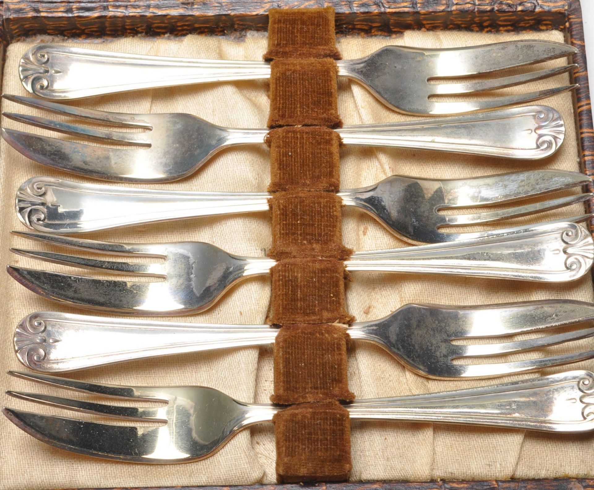 COLLECTION OF EARLY AND LATER 20TH CENTURY SILVER PLATED TABLE WARE - Image 2 of 17
