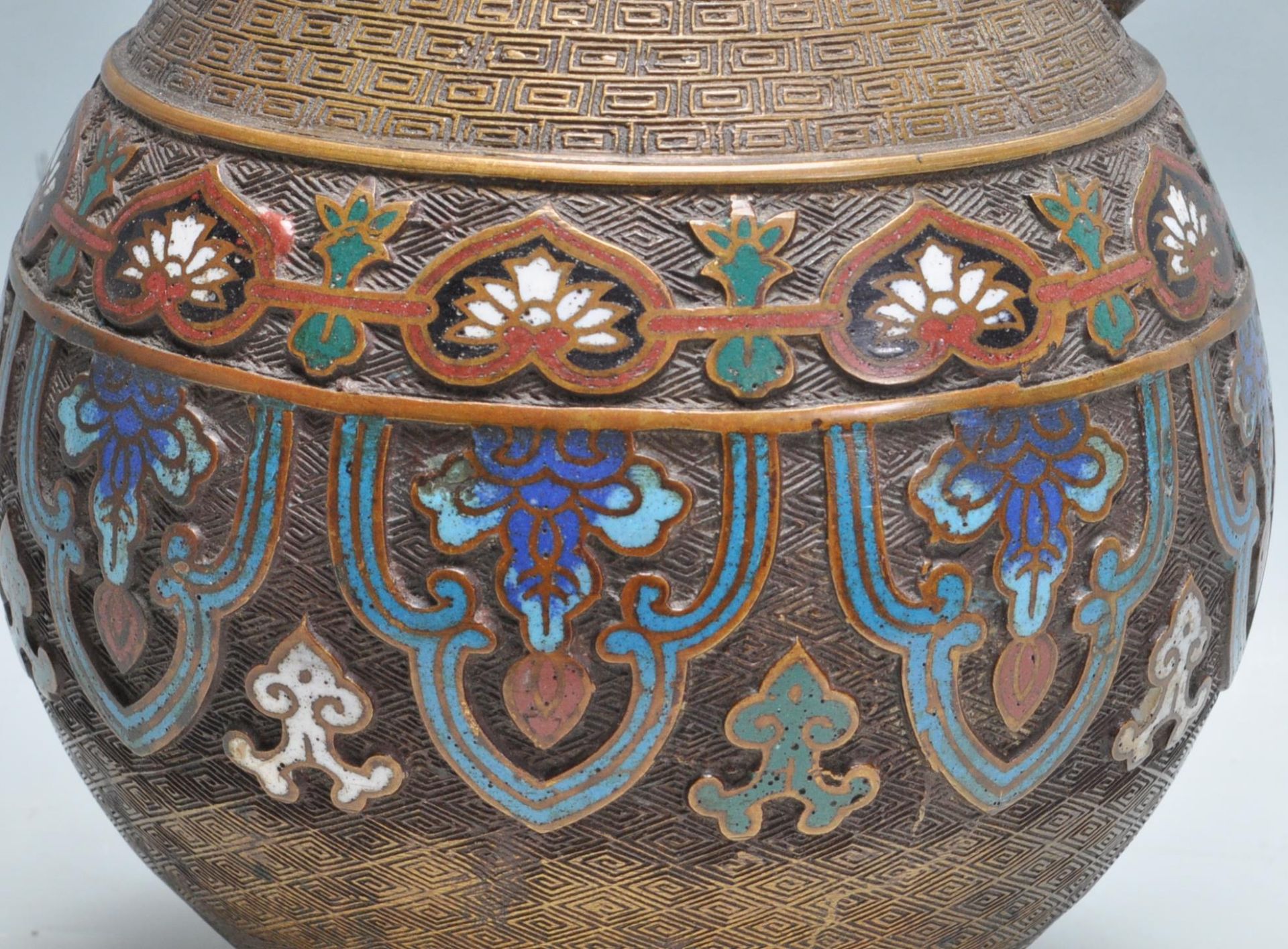 EARLY 20TH CENTURY MEIJI REVIVAL BRASS AND ENAMEL CLOISSONE URN - Bild 2 aus 6