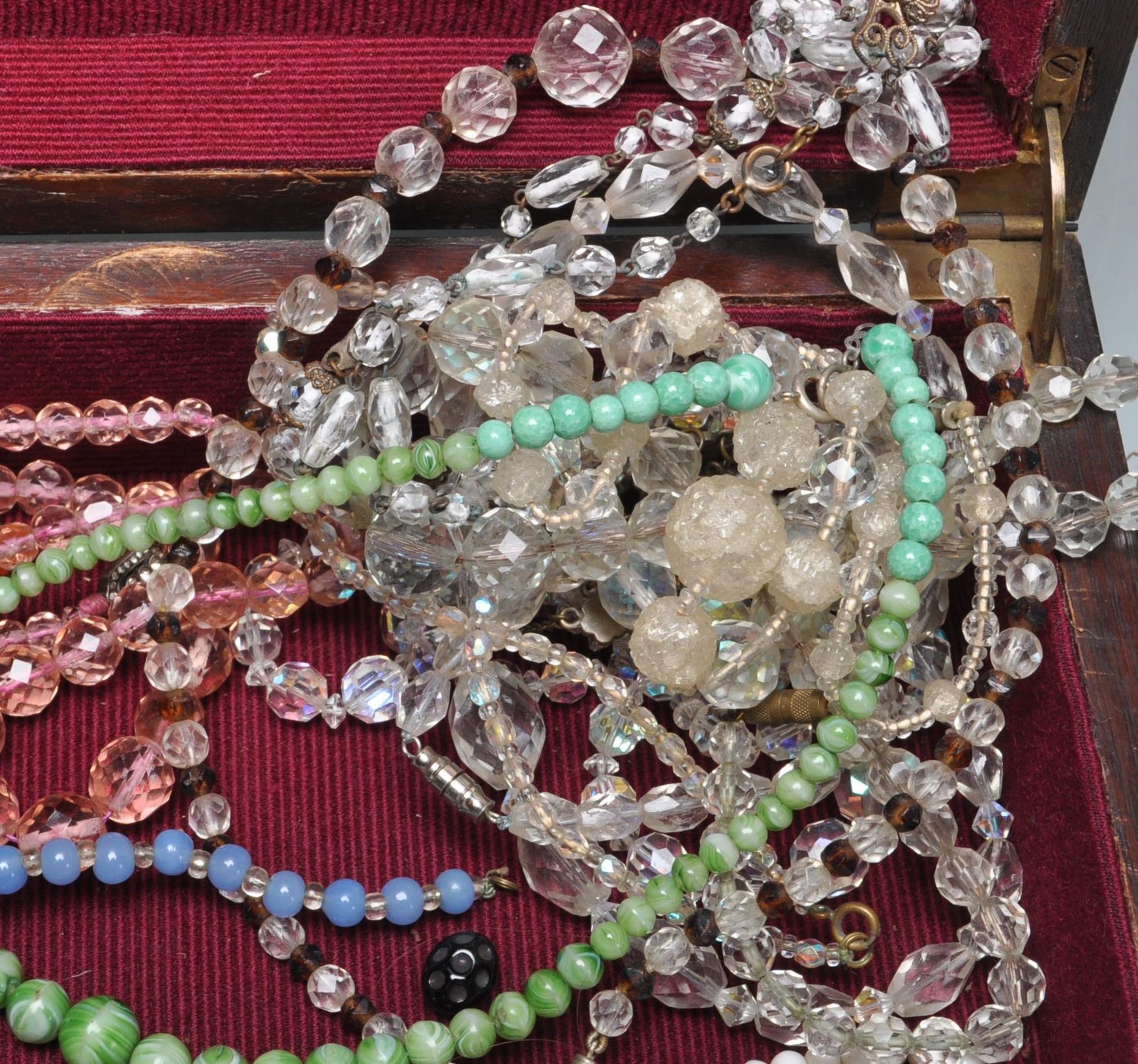 COLLECTION OF 20TH CENTURY GLASS BEAD NECKLACES AND OTHERS - Image 4 of 11