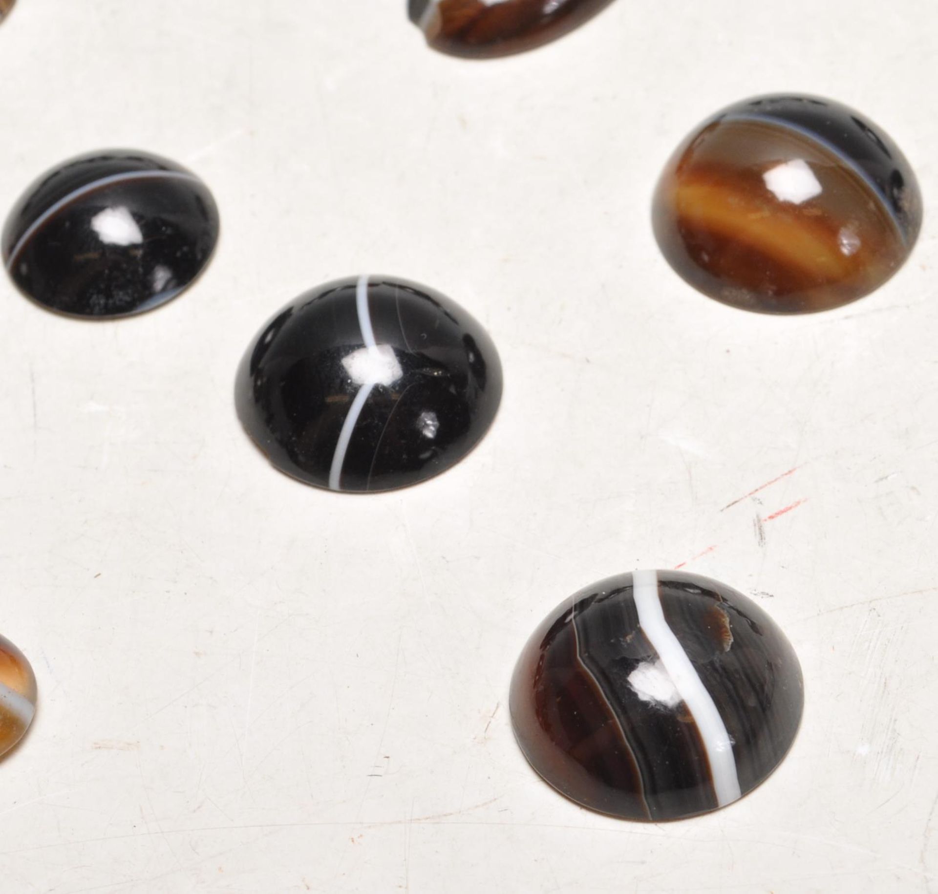 TWENTY FIVE VICTORIAN BANDED AGATE STONES - Bild 7 aus 7