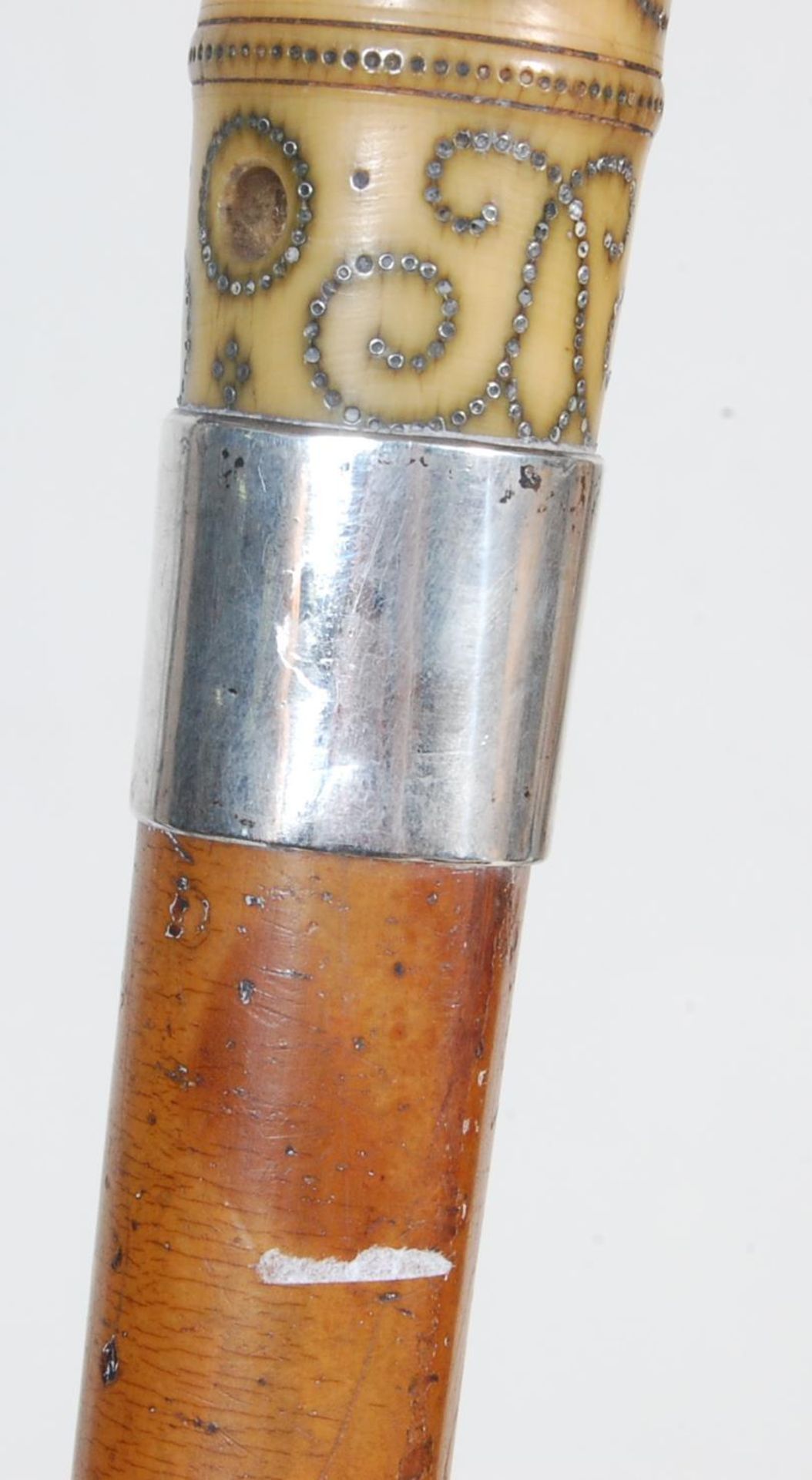 A 20TH CENTURY MALACCA AND BONE WALKING STICK WITH HALLMARKED SILVER COLLAR. - Bild 4 aus 7