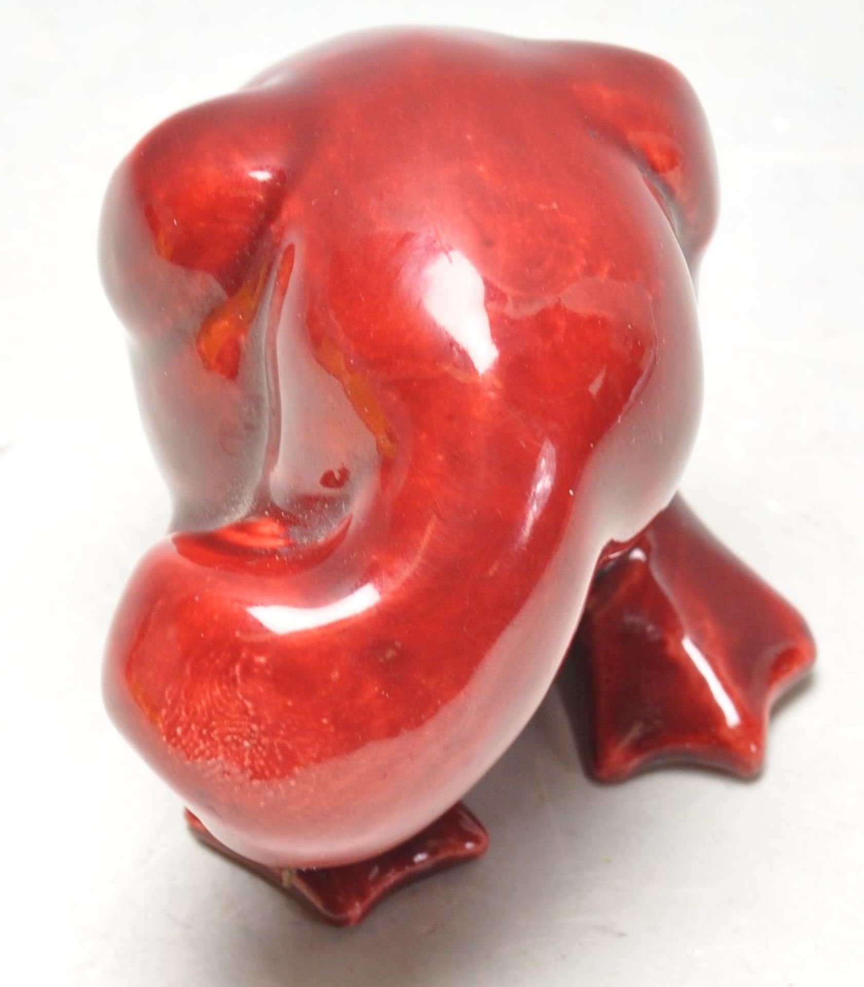 UNUSUAL EARLY 20TH CERAMIC DEEP RED FLAMBE GLAZED FIGURINE OF A DUCK - Bild 2 aus 7