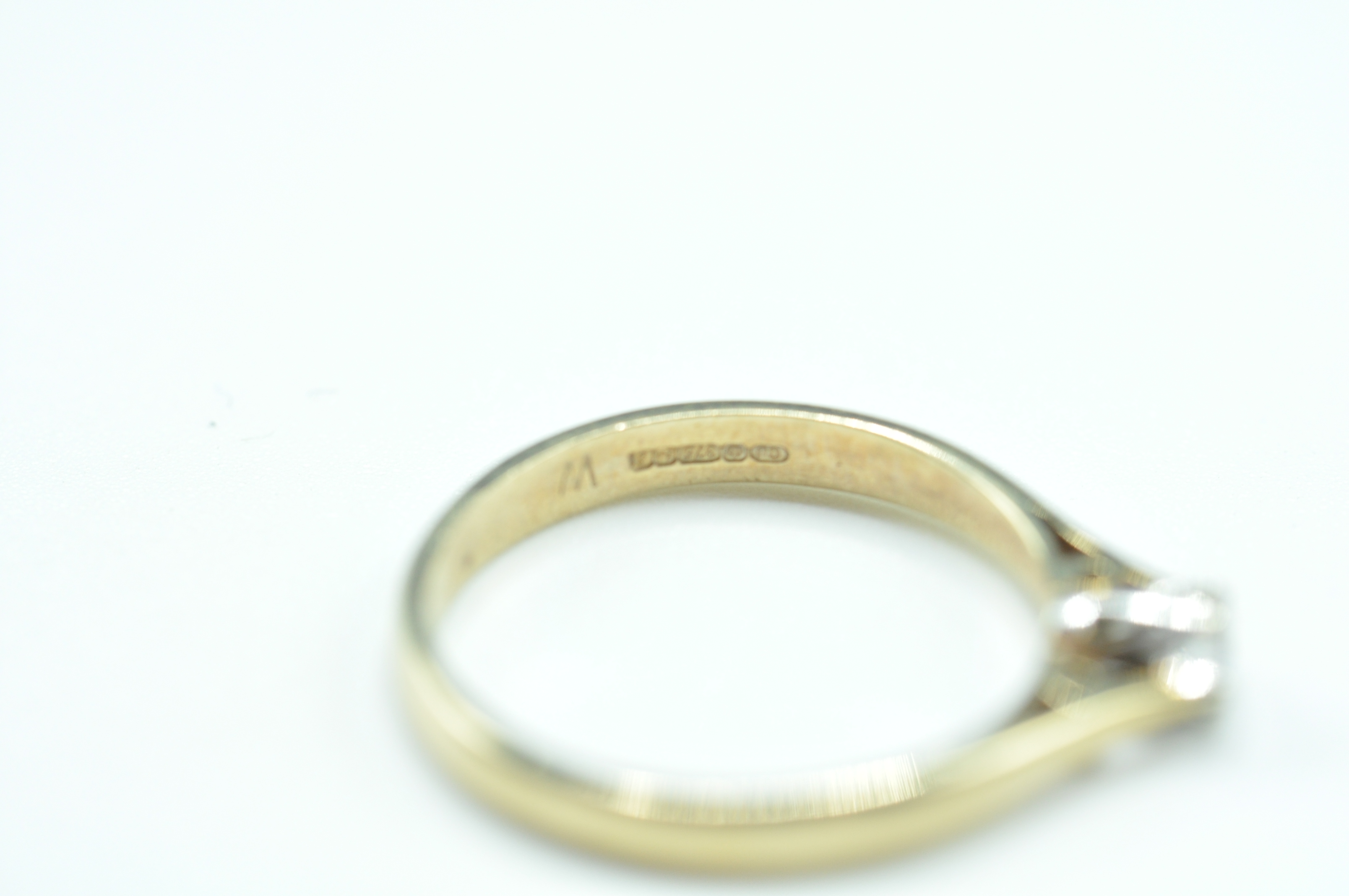 9CT GOLD AND WHITE STONE SOLITAIRE RING - Image 5 of 6
