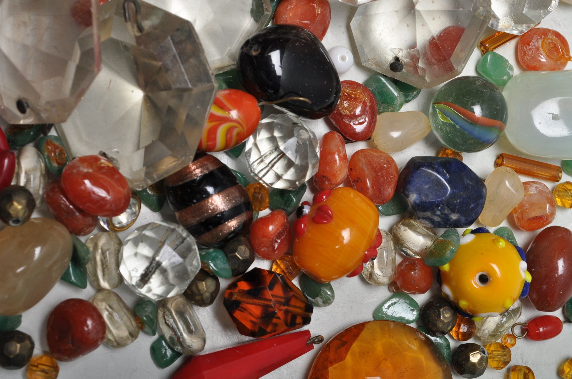 COLLECTION OF VARIOUS AGATE AND GLASS BEADS - Bild 6 aus 6