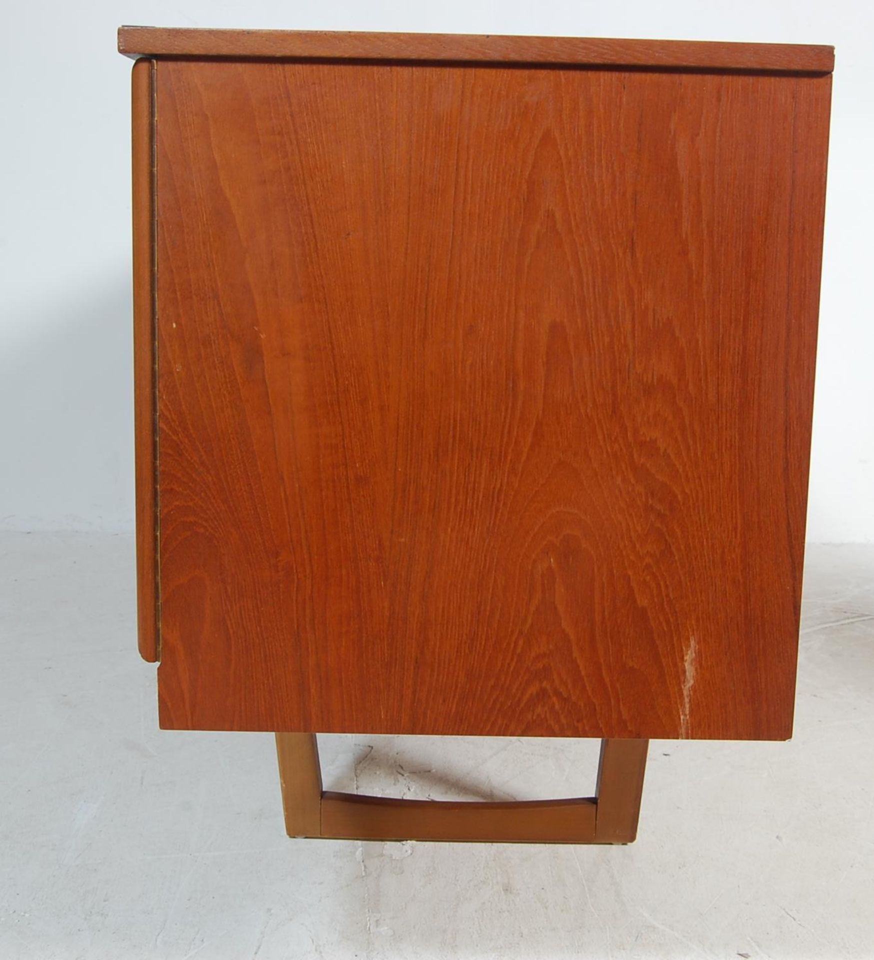 LARGE RETRO VINTAGE 1970S TEAK SIDEBOARD CREDENZA - Bild 5 aus 9