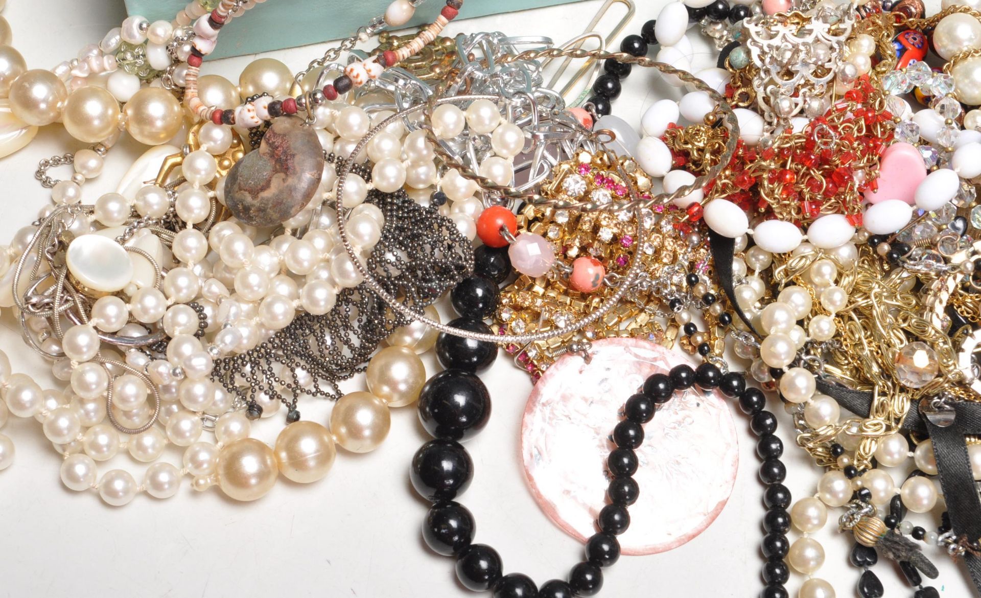 COLLECTION OF VINTAGE COSTUME JEWELLERY - Bild 7 aus 13