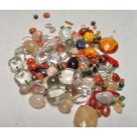 COLLECTION OF VARIOUS AGATE AND GLASS BEADS