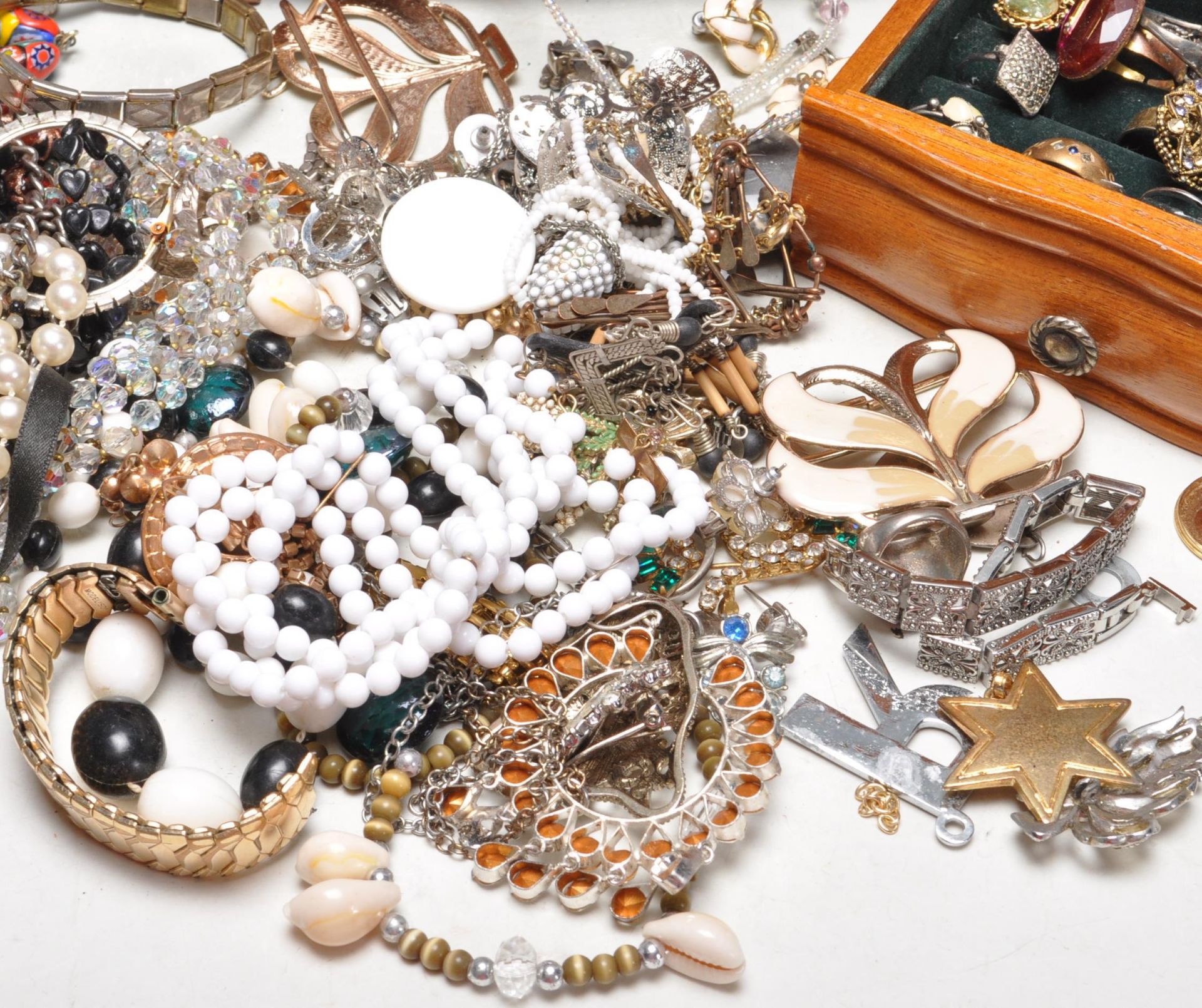 COLLECTION OF VINTAGE COSTUME JEWELLERY - Bild 4 aus 13