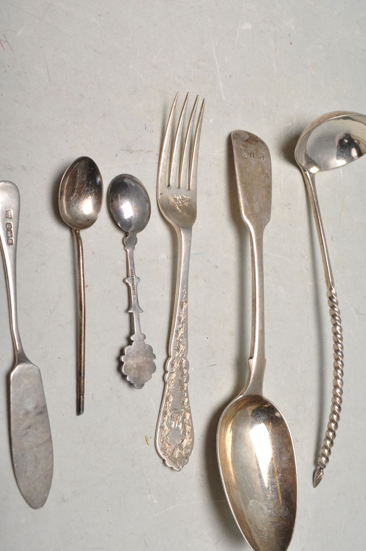 GROUP OF ANTQUE AND LATER SILVER FLATWARE - Bild 3 aus 7