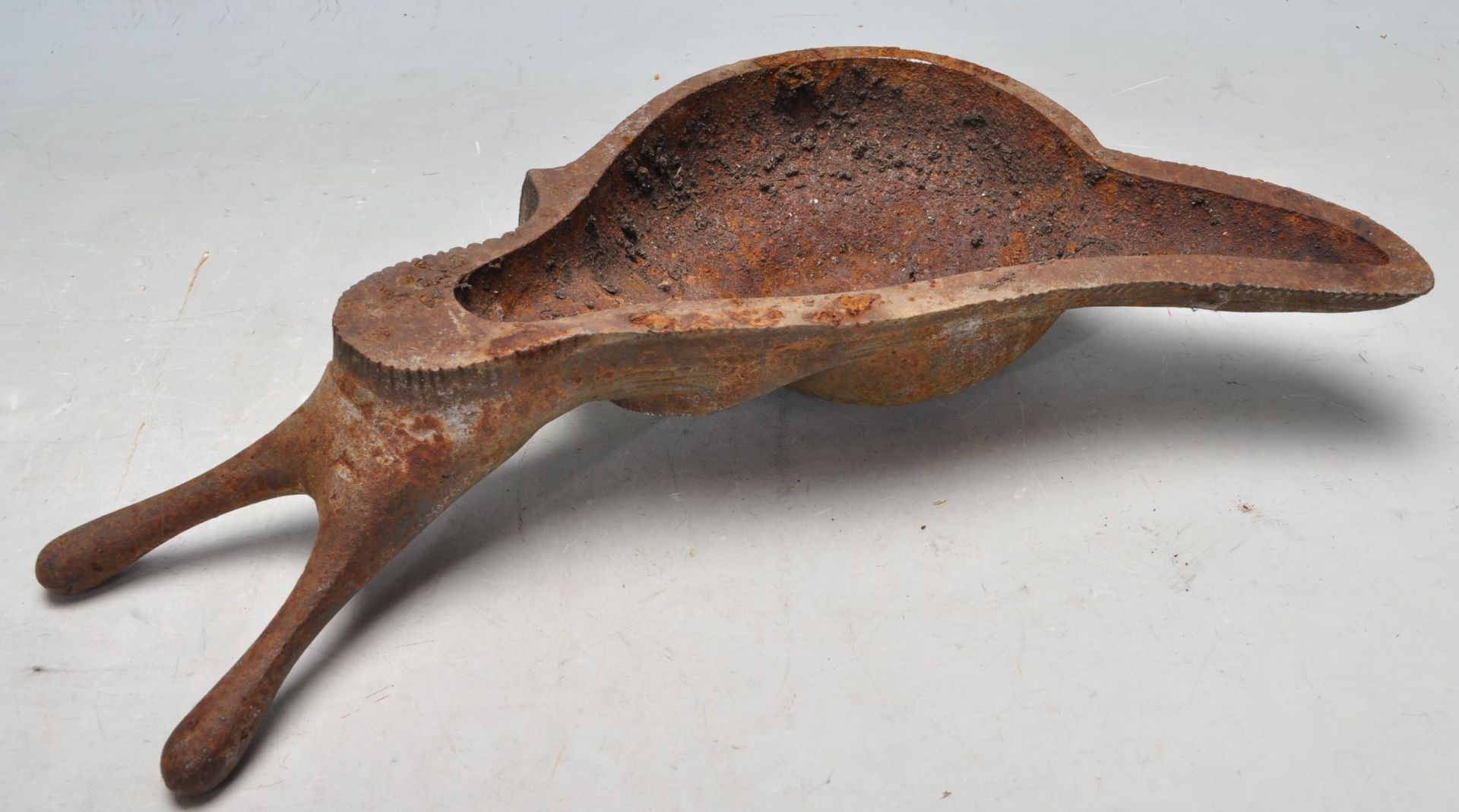 EARLY 20TH CENTURY CAST IRON BOOT JACK IN THE FORM OF A SNAIL - Image 6 of 7