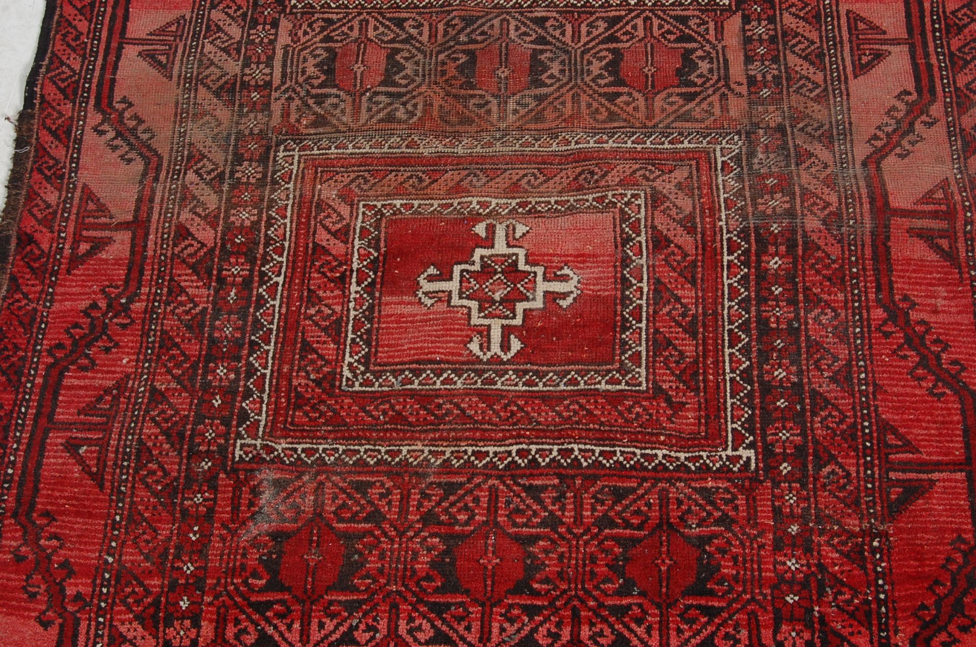 AN EARLY 20TH CENTURY PERISAN ISLAMIC RUG - Bild 3 aus 5