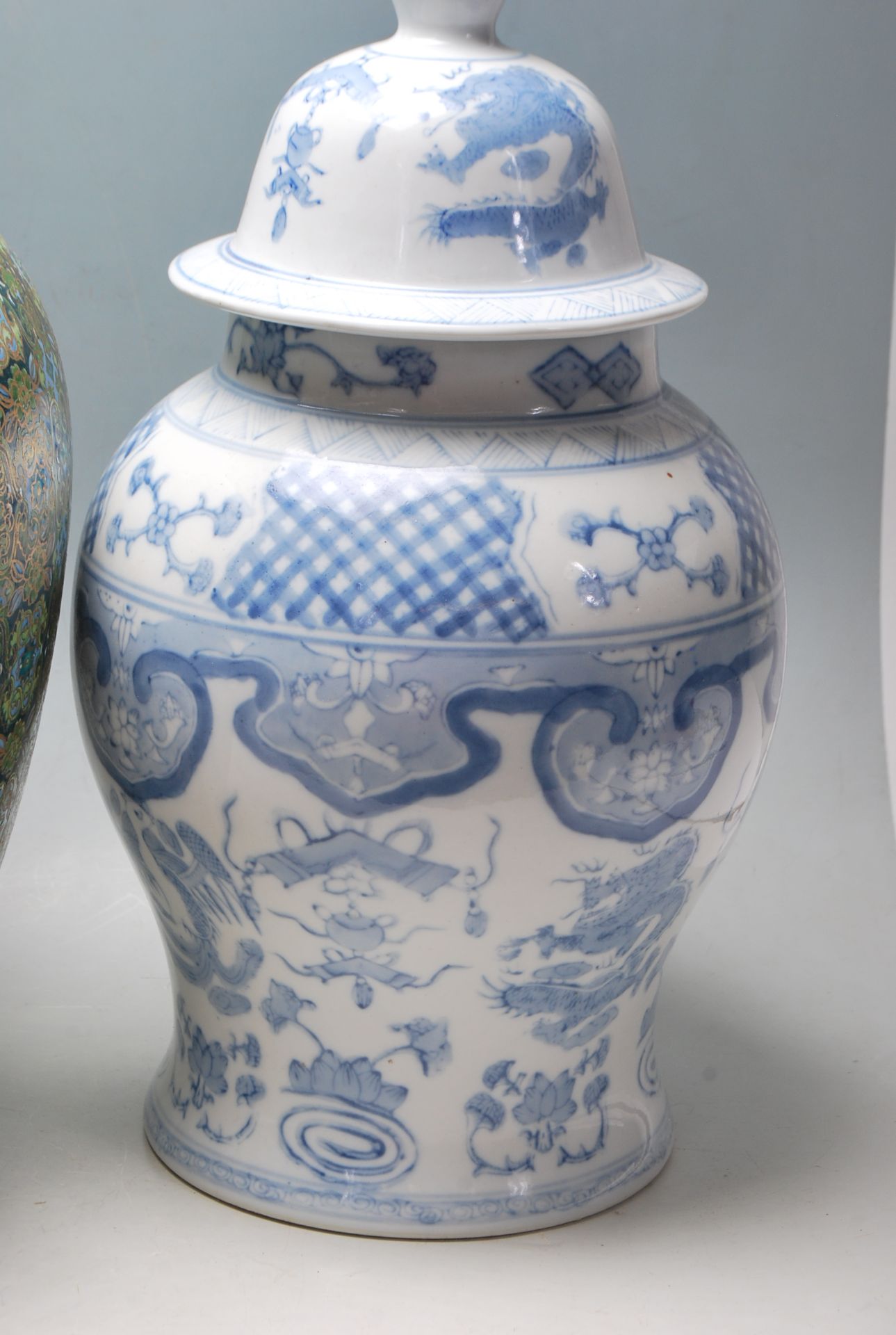 LARGE LATE 20TH CENTURY CHINESE REPUBLIC FISH BOWL / PLANTER TOGETHER WITH TWO OTHER VASES - Bild 3 aus 5