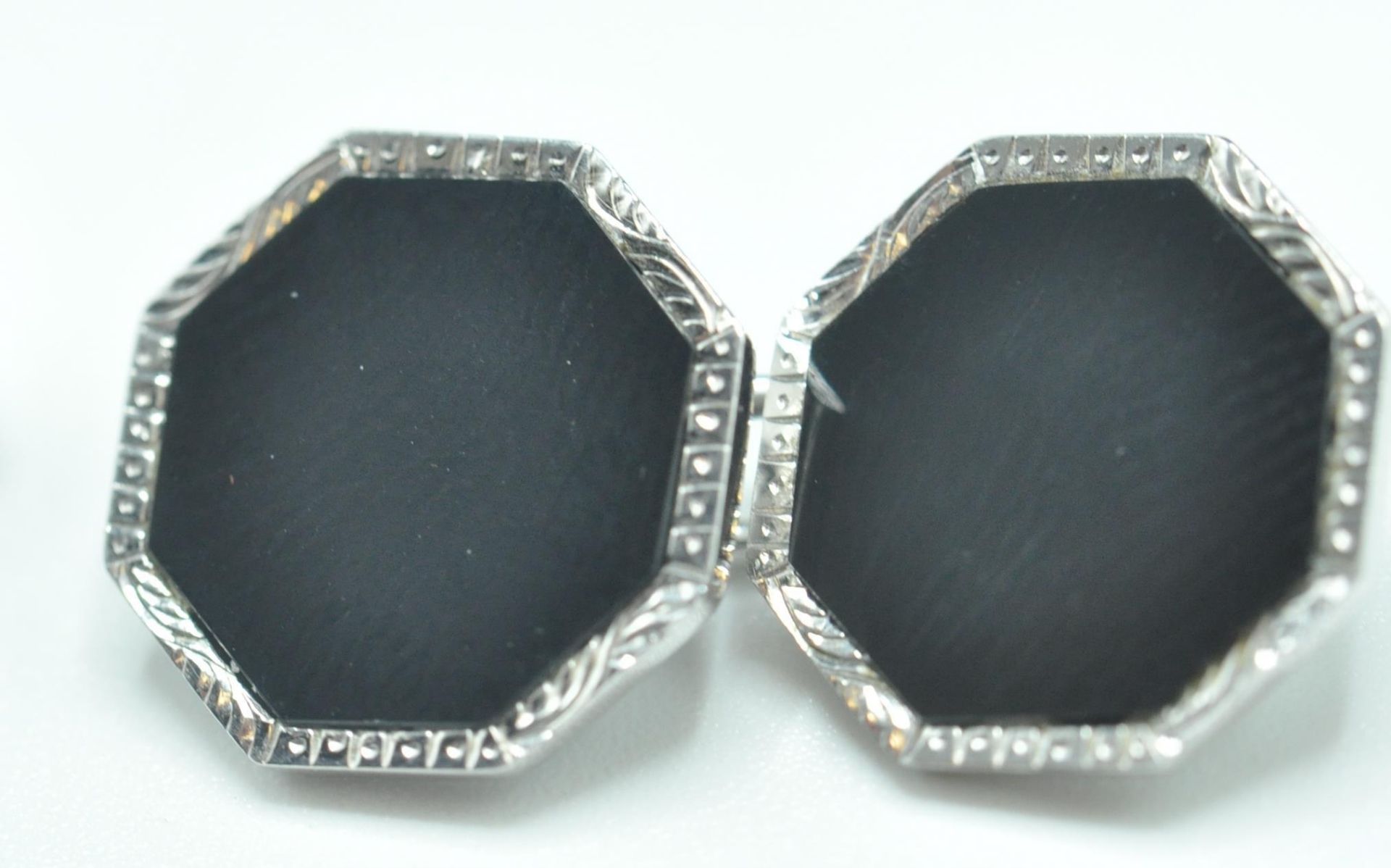 1930'S 9CT WHTE GOLD AND ONYX CUFFLINKS - Bild 3 aus 5