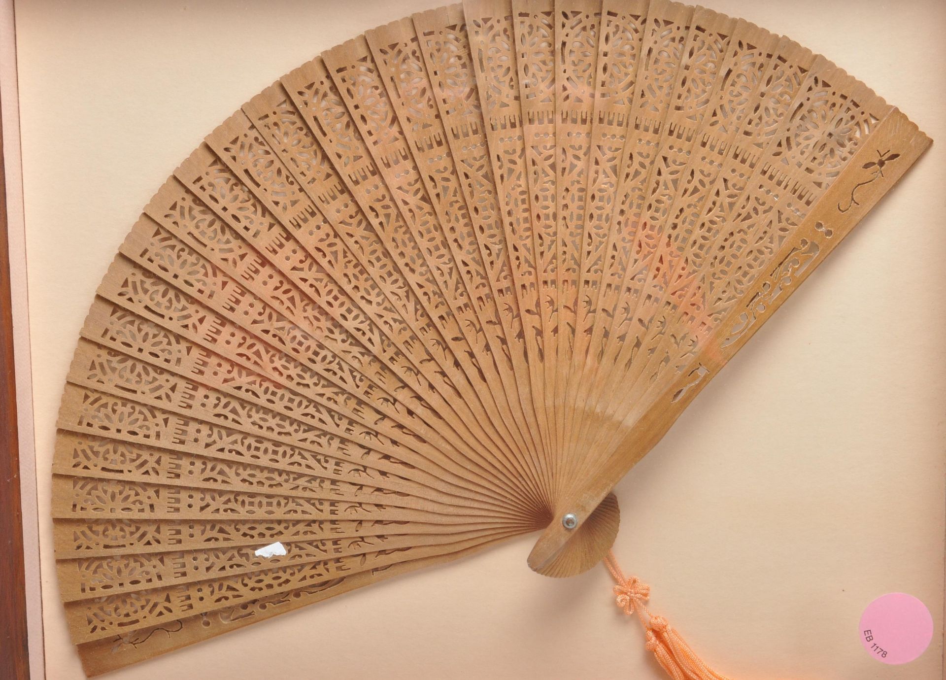 LATE 20TH CENTURY HARDWOOD PIERCED LADIES FAN - Bild 2 aus 6